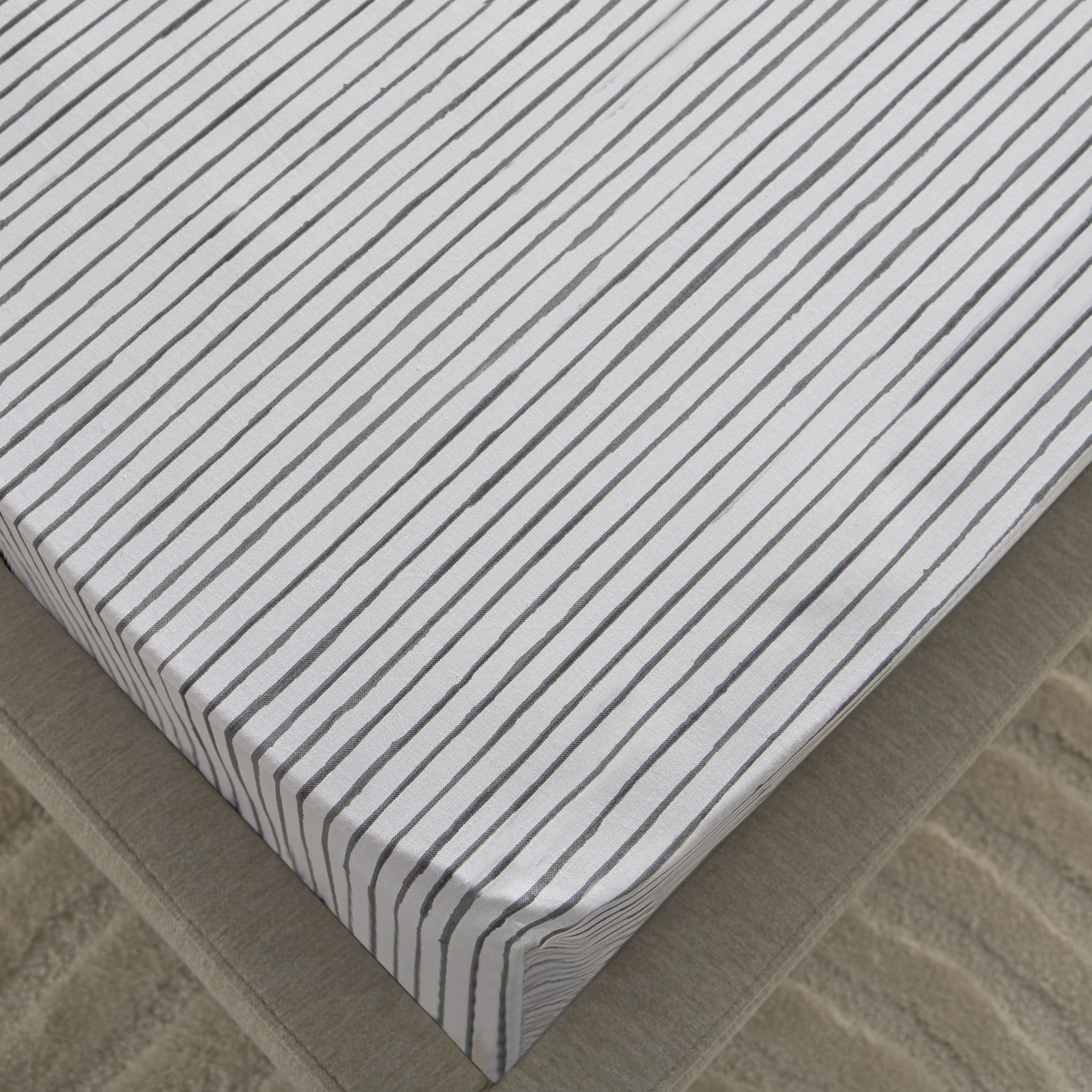 شرشف مطّاطي قطن توين بطبعات لونير من ماديسون - 120x200+25 سم-hbxhomeware-hbxbedroom-image-5