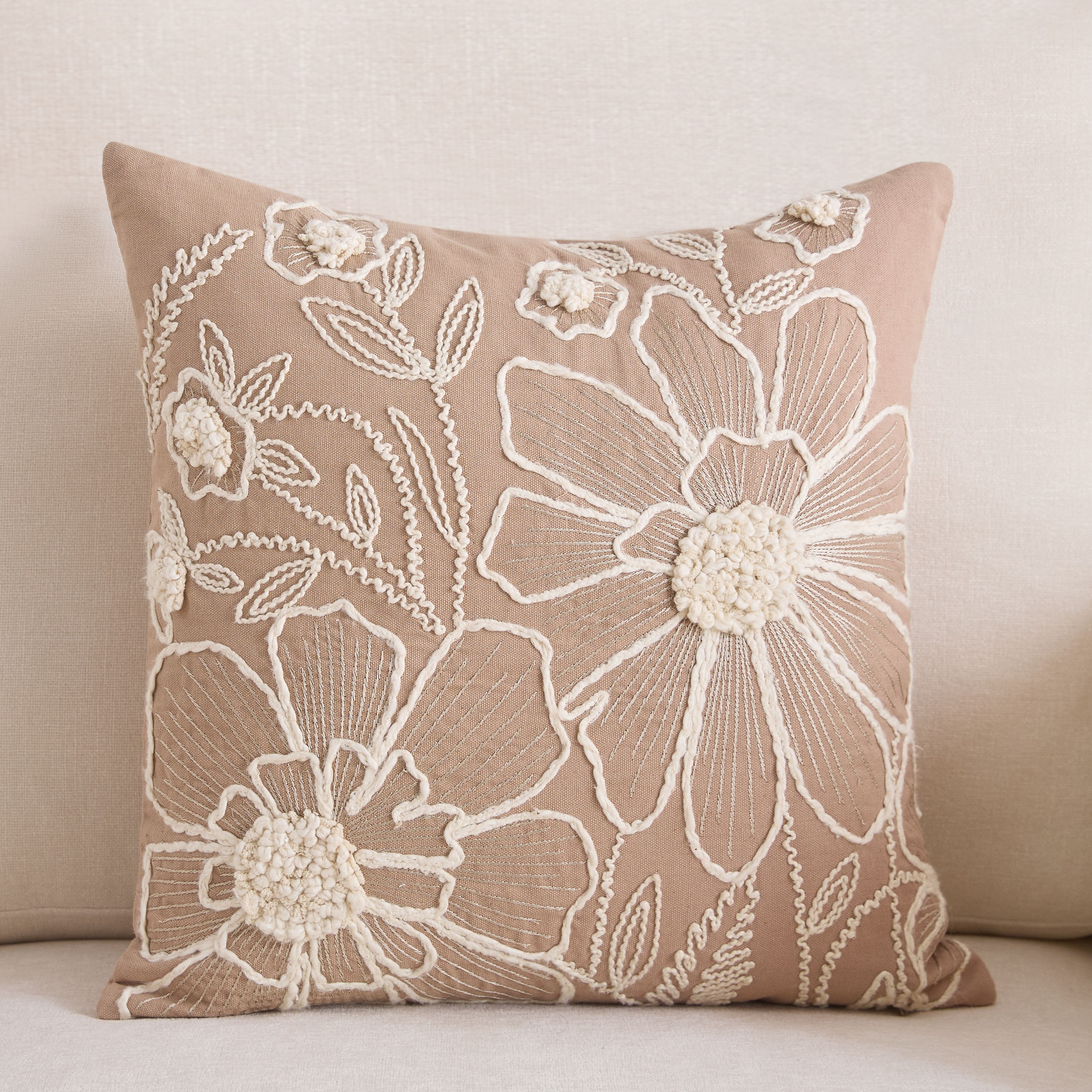 وسادة محشوة بتطريزات زهرية خالية من الالتواءات من ريجاليا- 45x45 سم-hbxhomeware-hbxbedroom-image-1