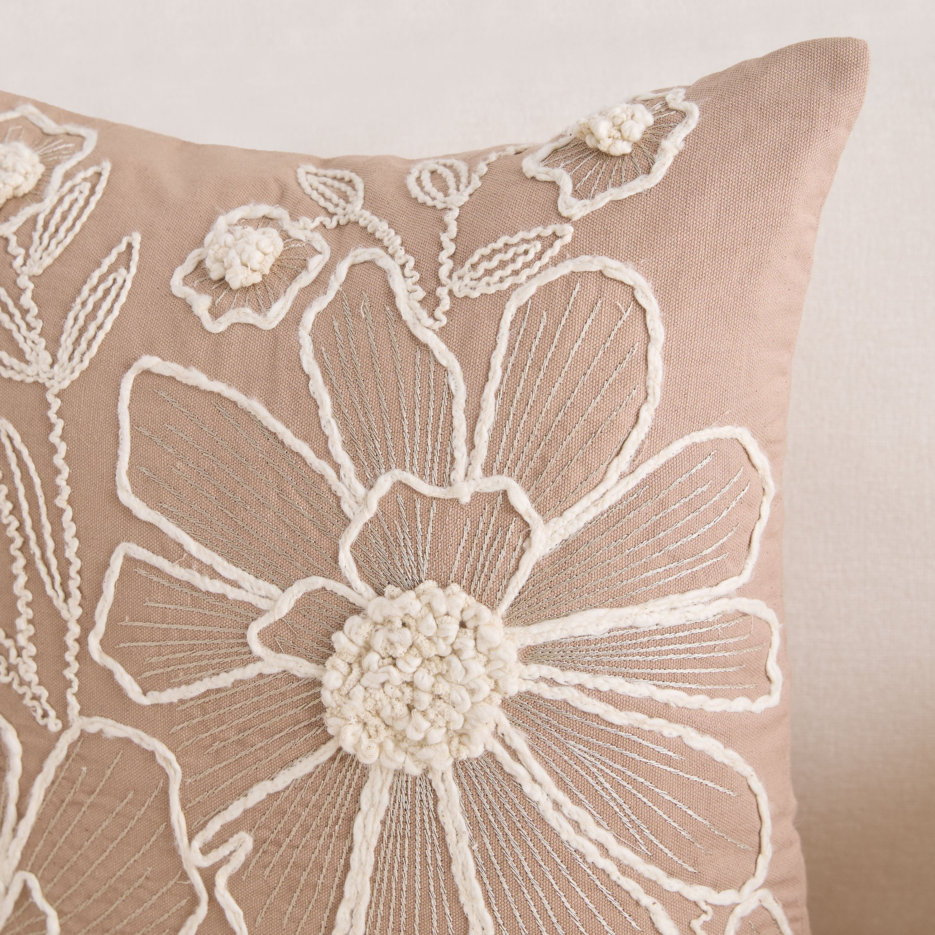 وسادة محشوة بتطريزات زهرية خالية من الالتواءات من ريجاليا- 45x45 سم-hbxhomeware-hbxbedroom-image-2