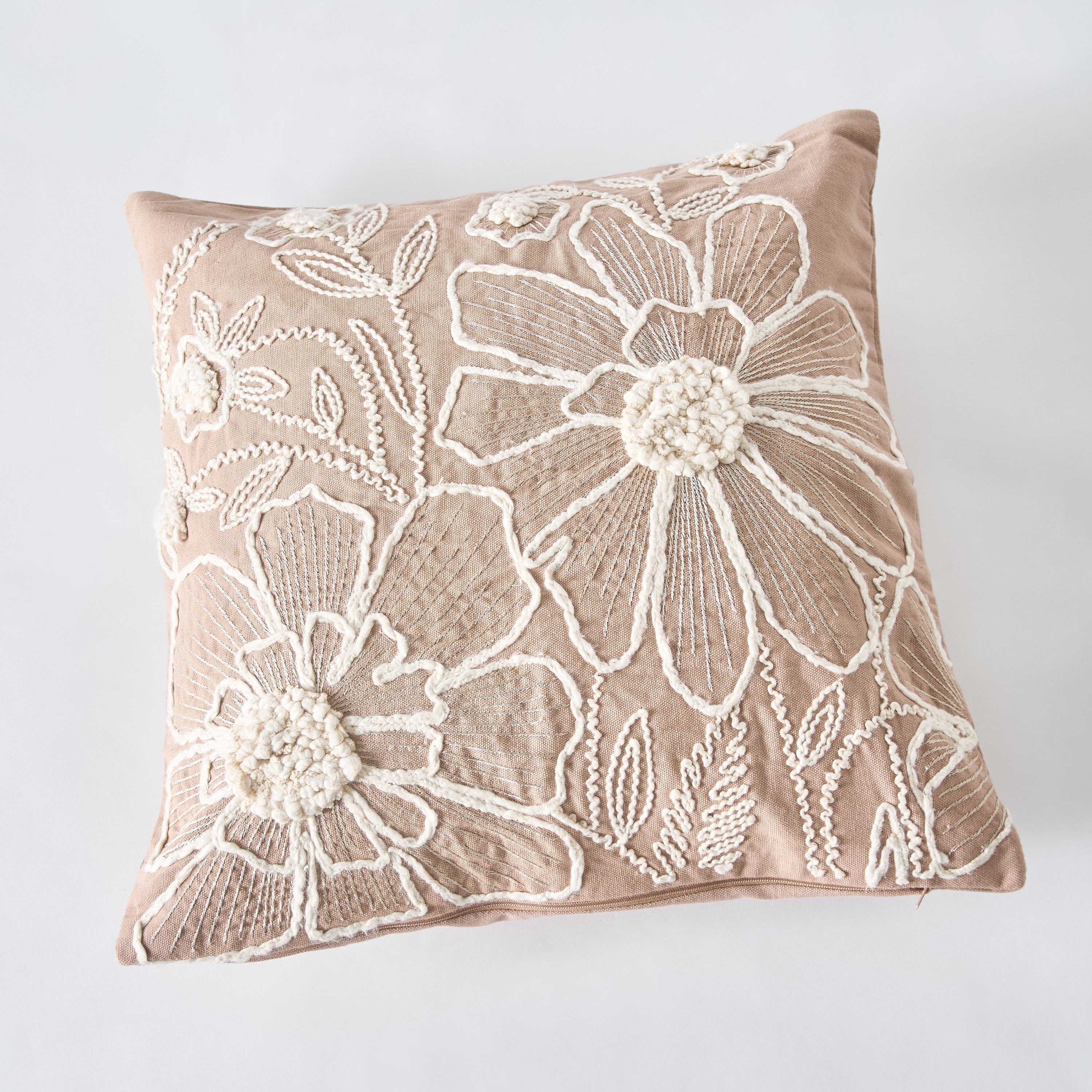 وسادة محشوة بتطريزات زهرية خالية من الالتواءات من ريجاليا- 45x45 سم-hbxhomeware-hbxbedroom-image-5