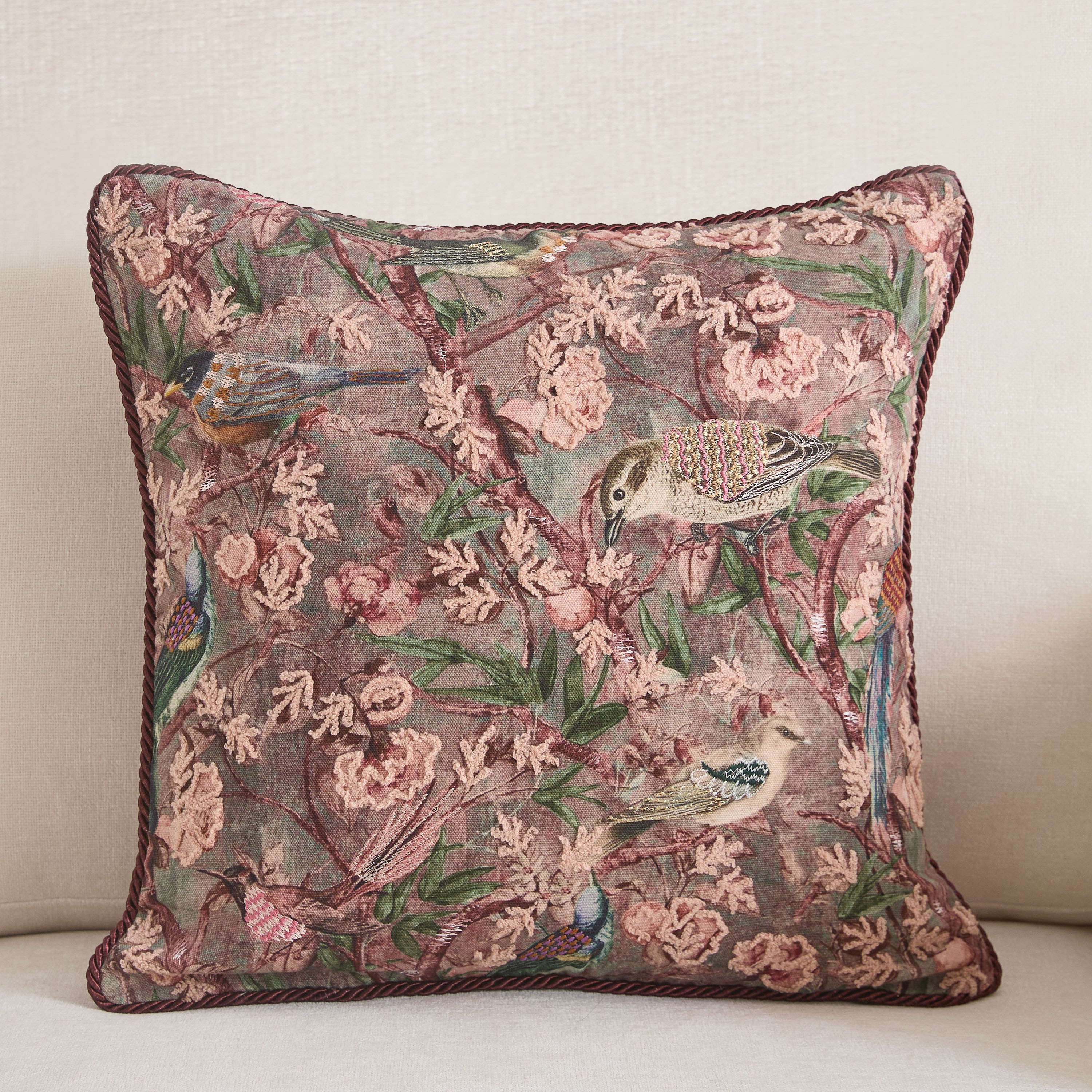 وسادة محشوة ديجيتال بطيور وحواف خيوط بارزة من راجاليا - 45×45 سم-hbxhomeware-hbxbedroom-image-1