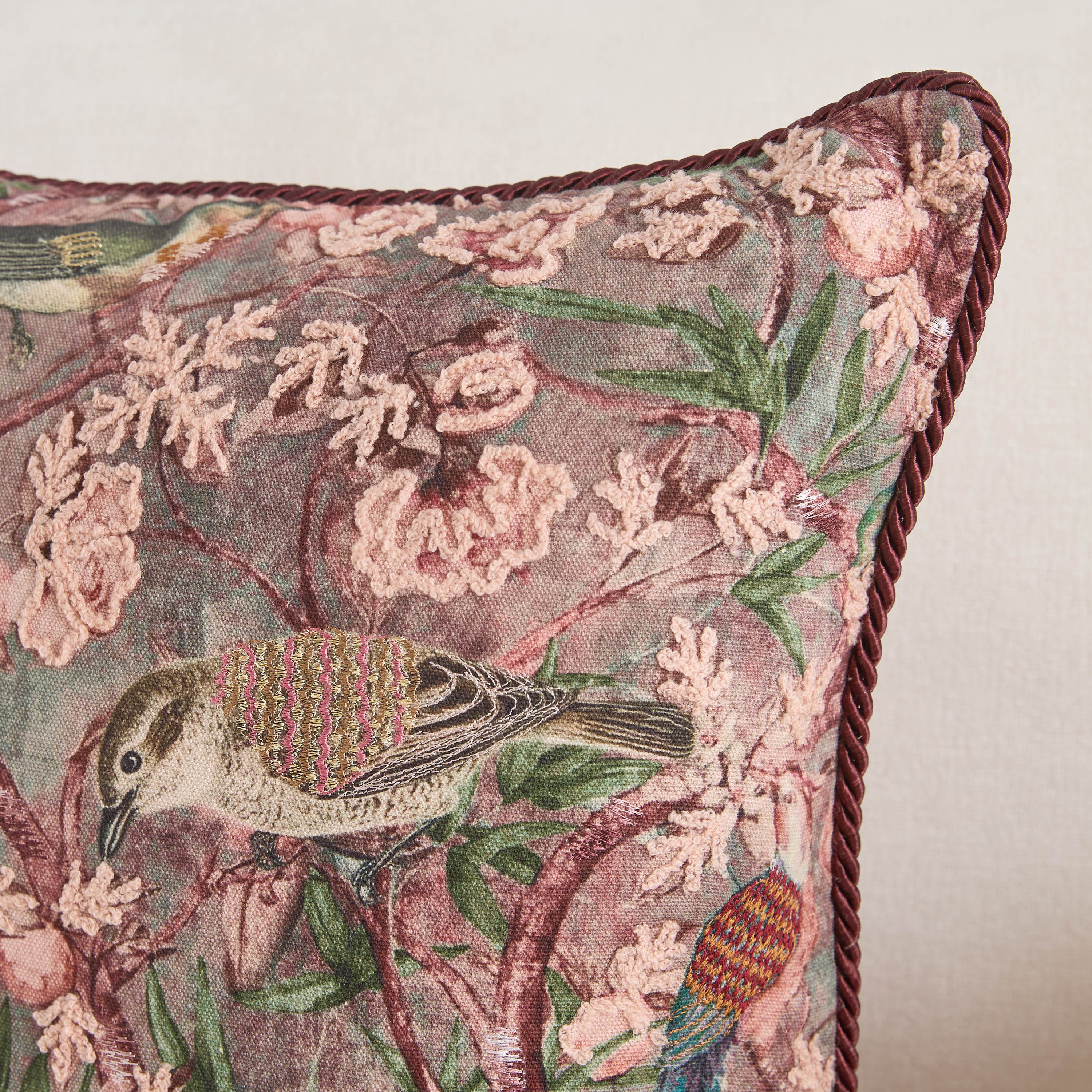 وسادة محشوة ديجيتال بطيور وحواف خيوط بارزة من راجاليا - 45×45 سم-hbxhomeware-hbxbedroom-image-2