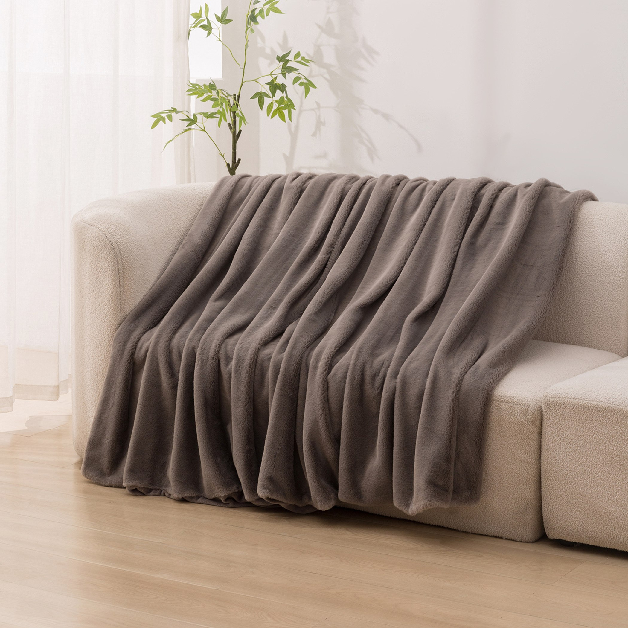 Lla Ura Rabbit Fur Double Layer King Blanket - 220x240 cm-hbxhomeware-hbxbedroom-image-2