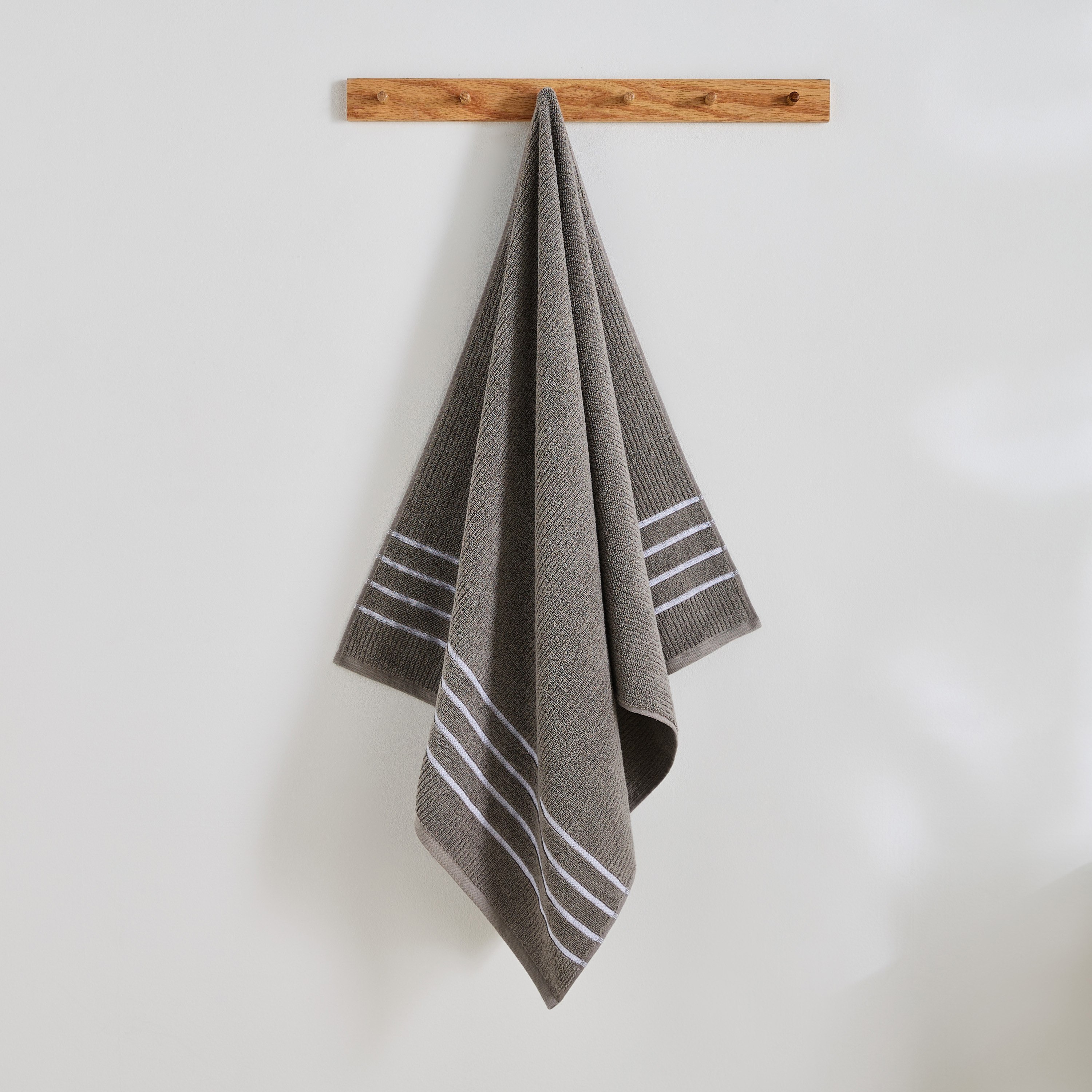 منشفة استحمام قطن مضلعة من ماتيو - 136x68 سم-hbxbathroom-bathroomtextiles-image-1