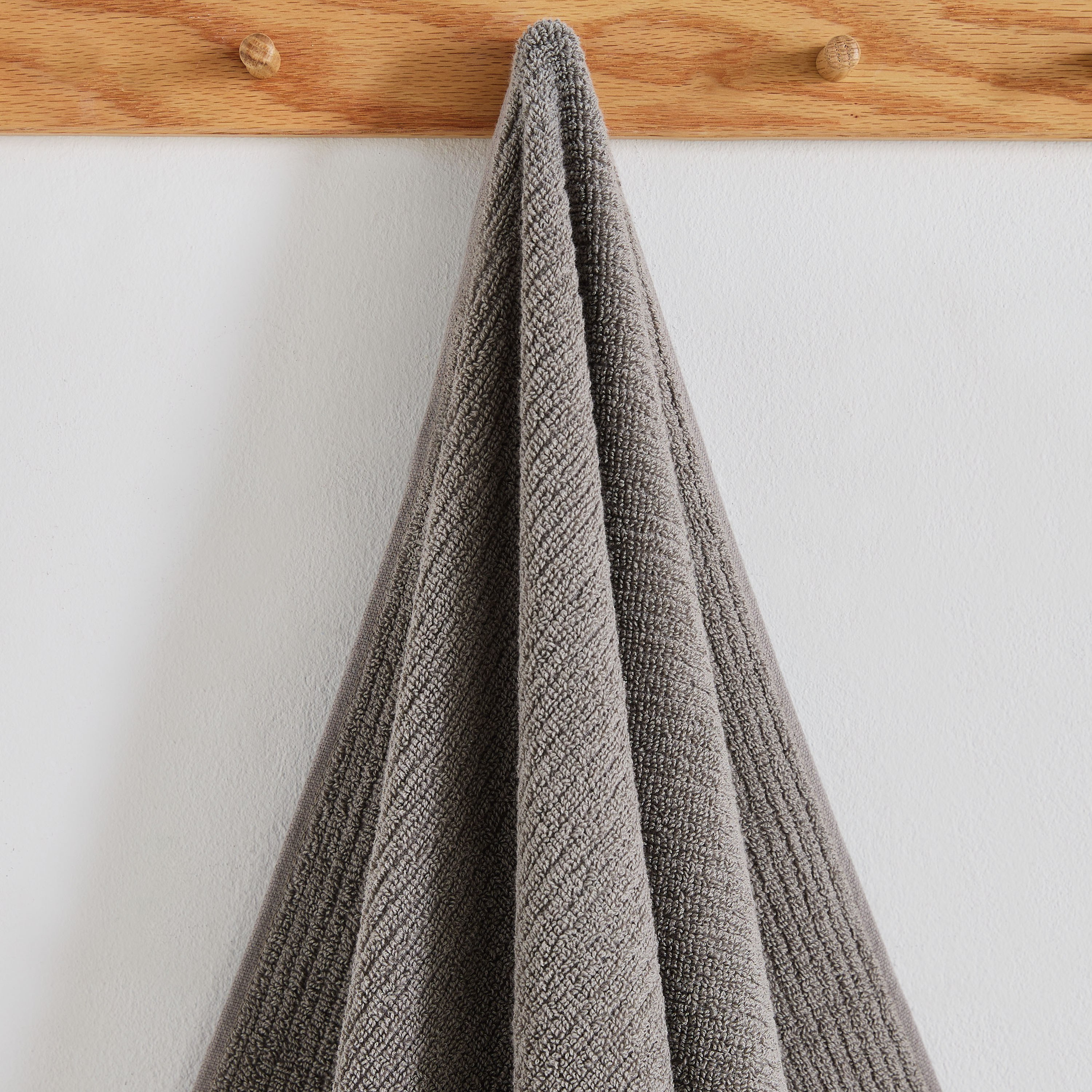 منشفة استحمام قطن مضلعة من ماتيو - 136x68 سم-hbxbathroom-bathroomtextiles-image-2