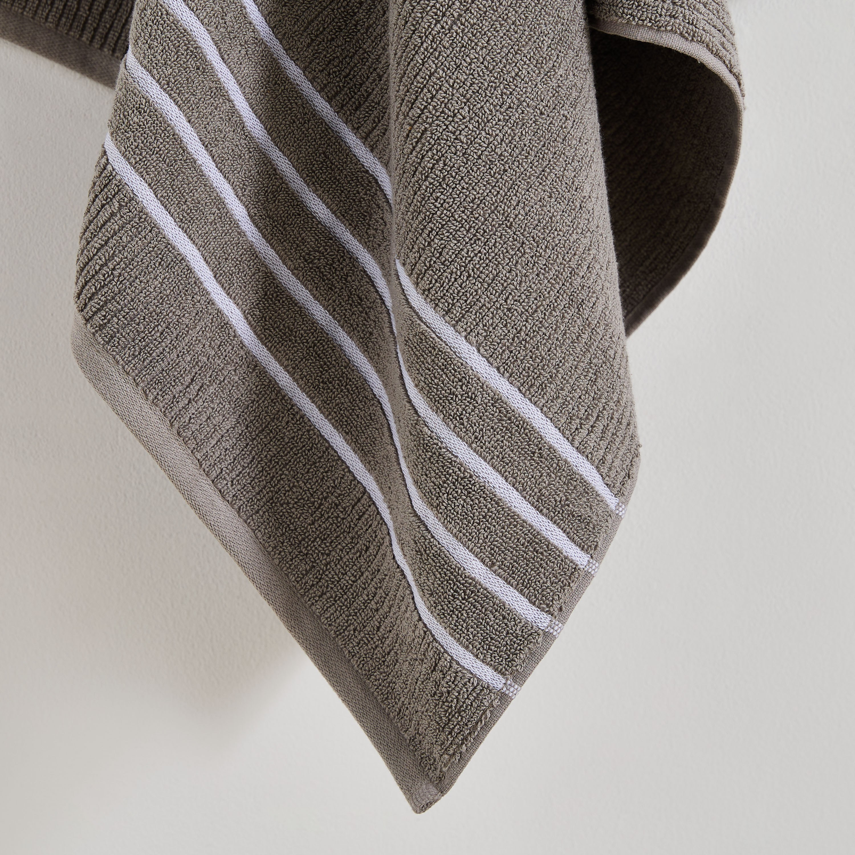 منشفة استحمام قطن مضلعة من ماتيو - 136x68 سم-hbxbathroom-bathroomtextiles-image-3