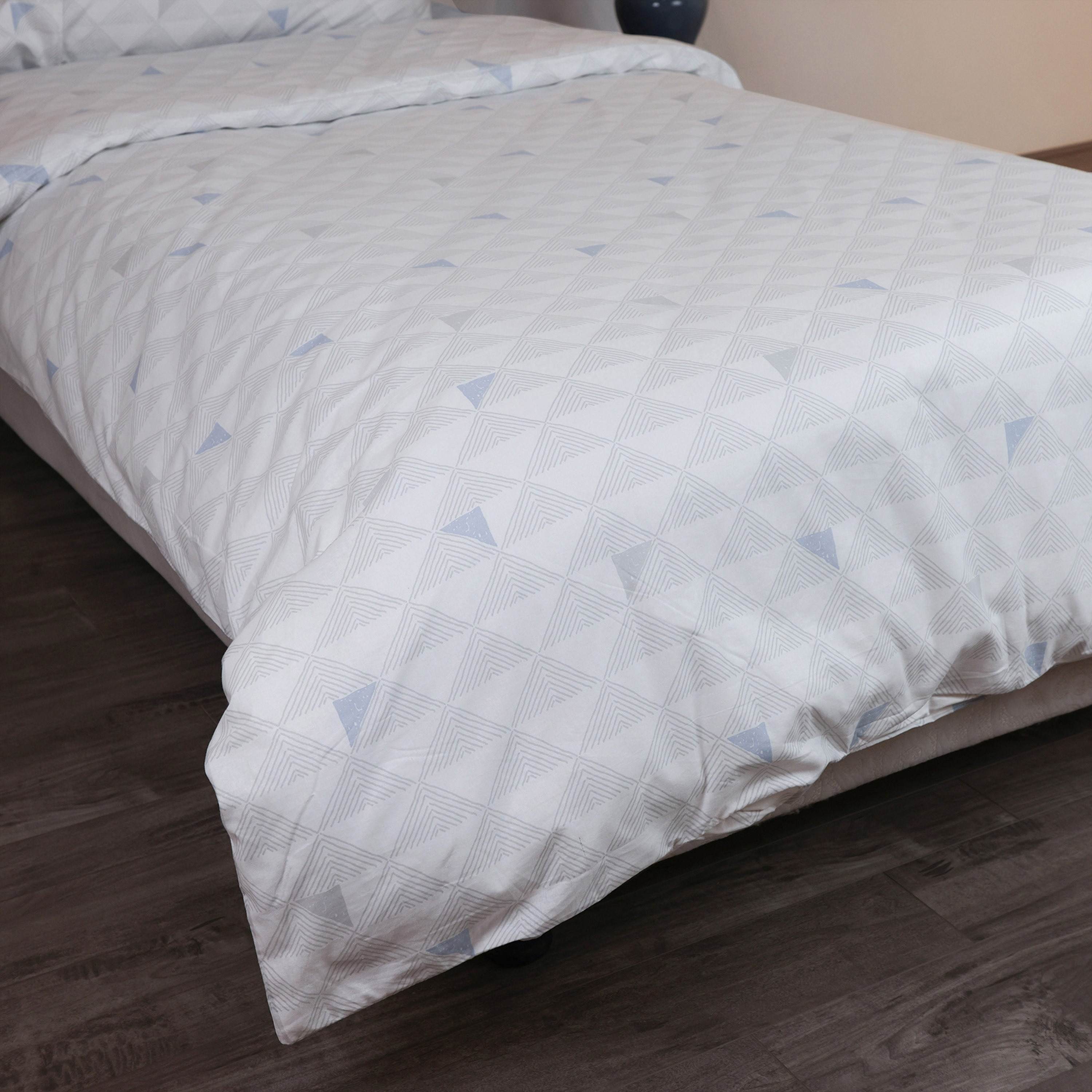 طقم غطاء لحاف فردي قطن قطعتين بطبعات بيكسيل من مالطا - 135x200 سم-hbxhomeware-hbxbedroom-image-2