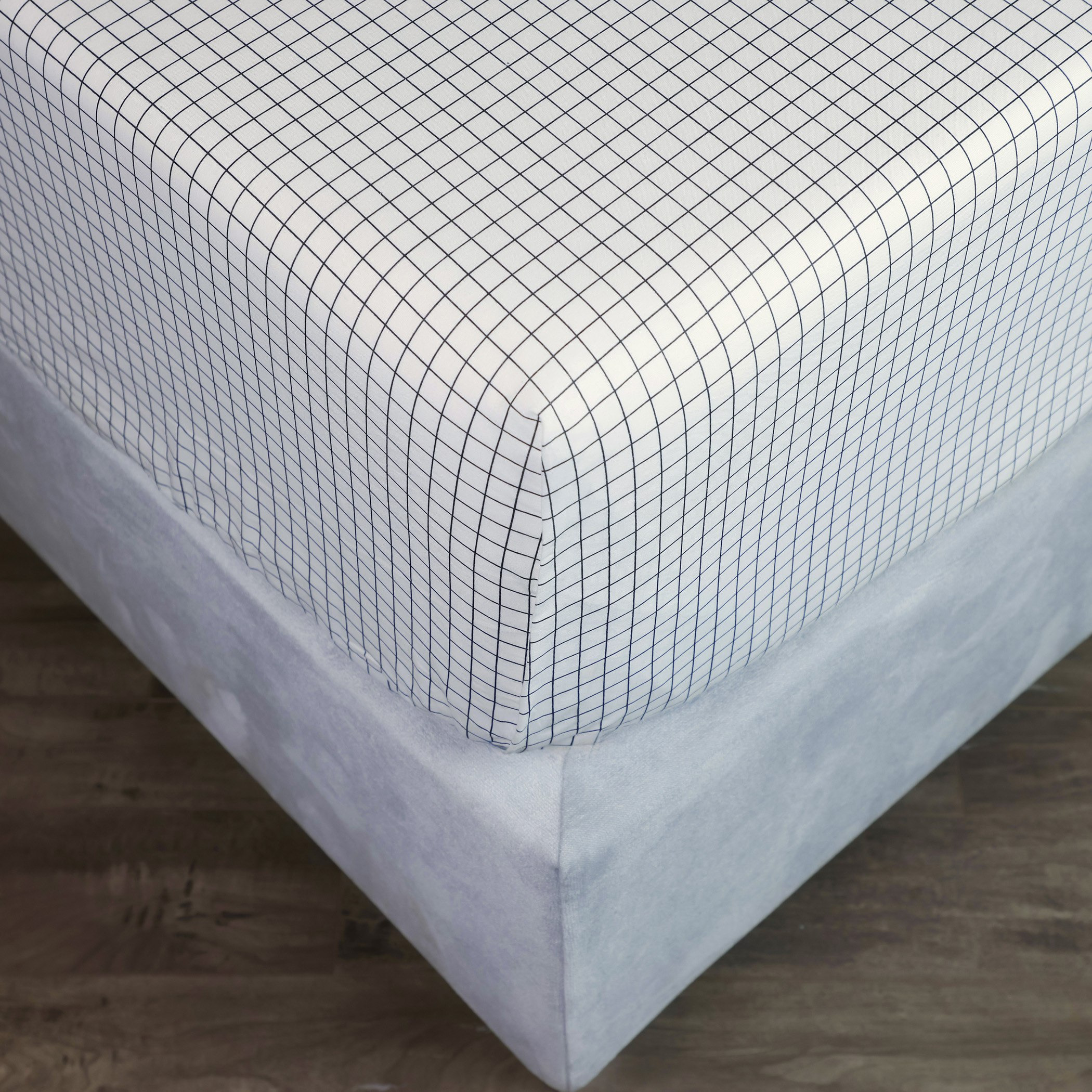 شرشف مسطح كينج قطن بطبعات مخطّطة من مالطا - 240×260 سم-hbxhomeware-hbxbedroom-image-1