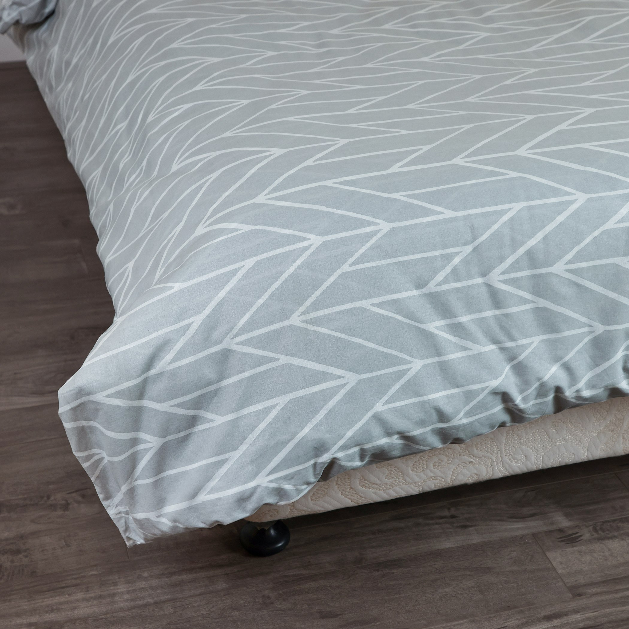 طقم غطاء لحاف فردي قطن قطعتين بطبعات سينترم من مالطا - 135x200 سم-hbxhomeware-hbxbedroom-image-2