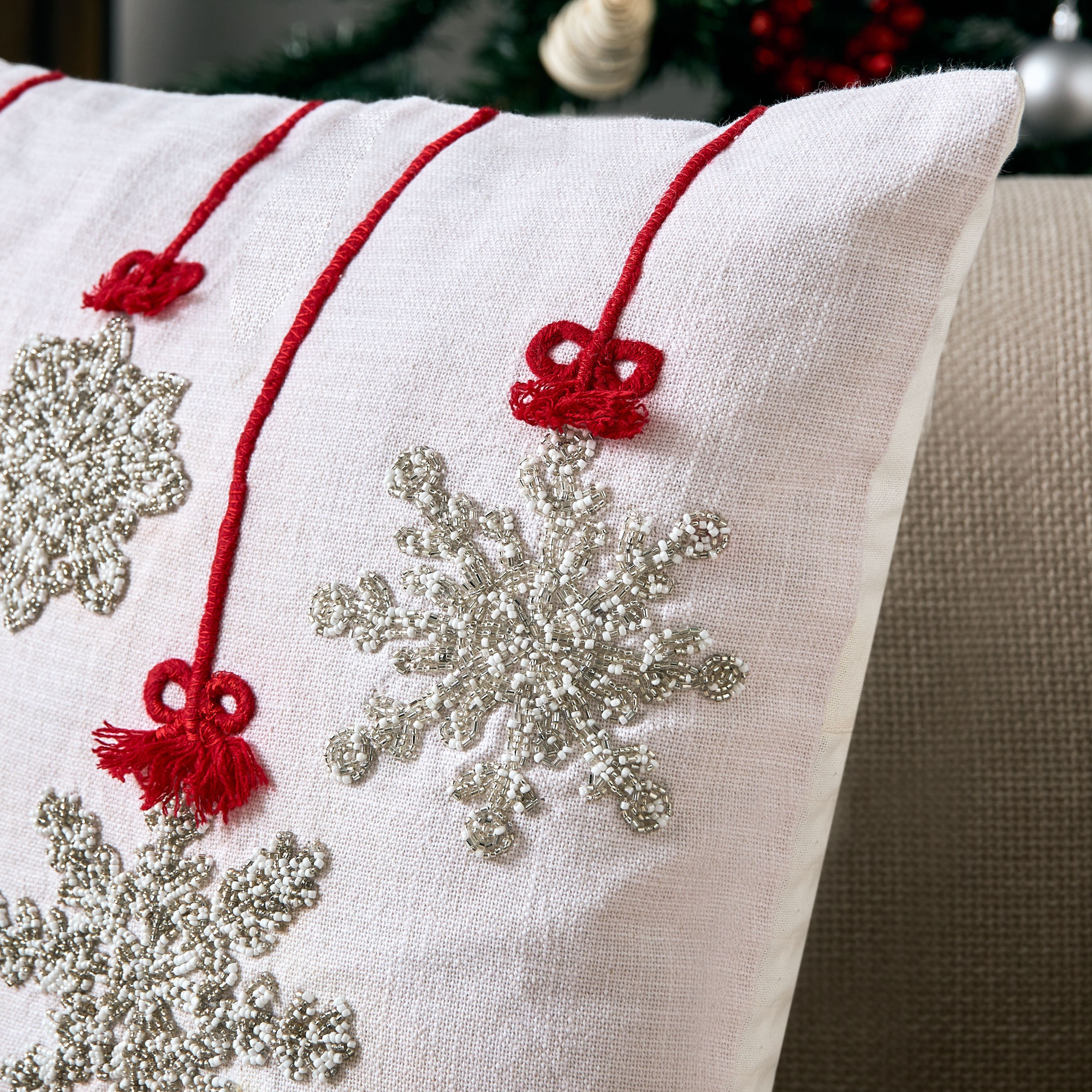 وسادة محشوة بتصميم ندف الثلج من كريسماس - 45x45 سم-hbxbedroom-bedding-cushionsandcovers-filledcushions-image-2