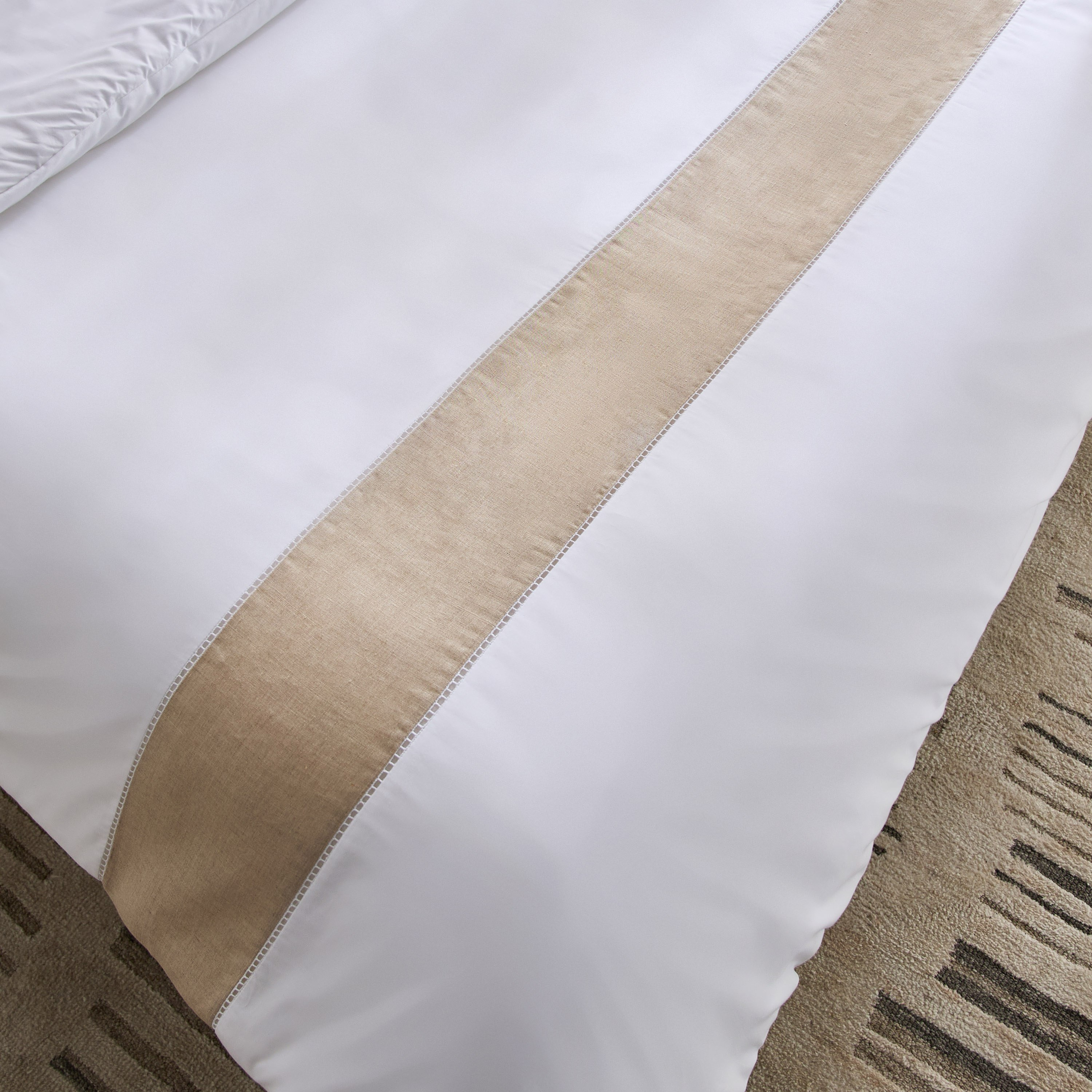 مجموعة لحاف كينج 5 قطع بحواف كتان عريضة من وايت هيفن - 220x240 سم-hbxhomeware-hbxbedroom-image-5