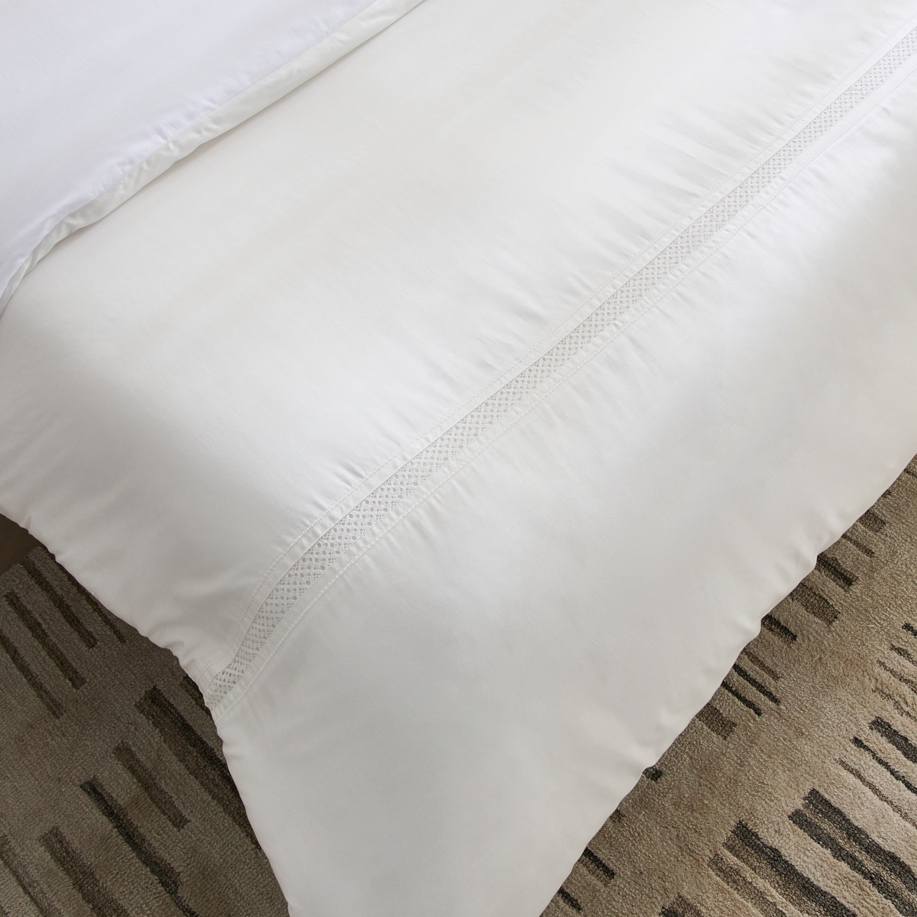 طقم لحاف كينج 5 قطع بحواف دانتيل عريضة من وايت هيفن - 220x240 سم-hbxhomeware-hbxbedroom-image-5
