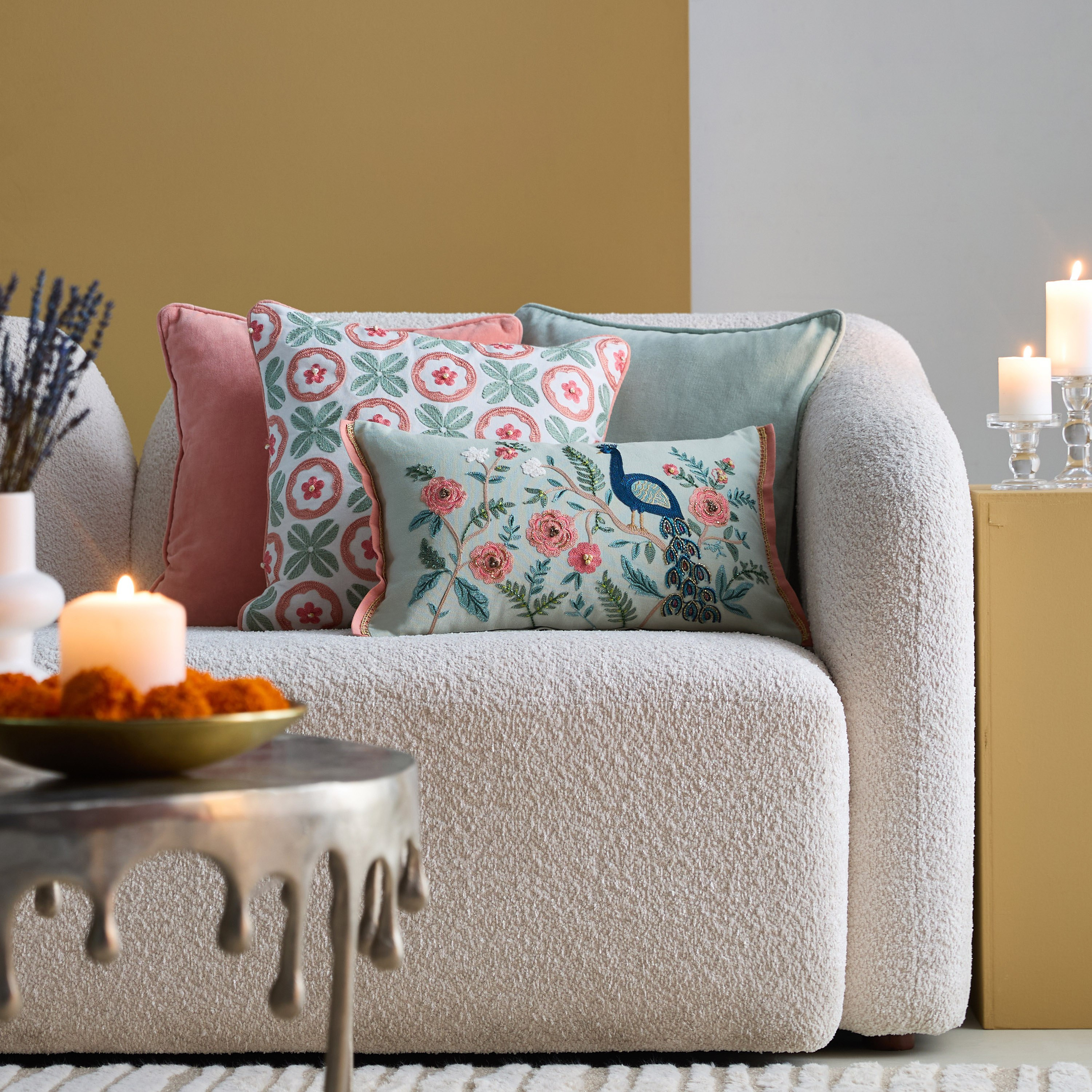 وسادة محشوة بتصميم طاووس من فيست - 30x50 سم-hbxhomeware-hbxbedroom-image-4
