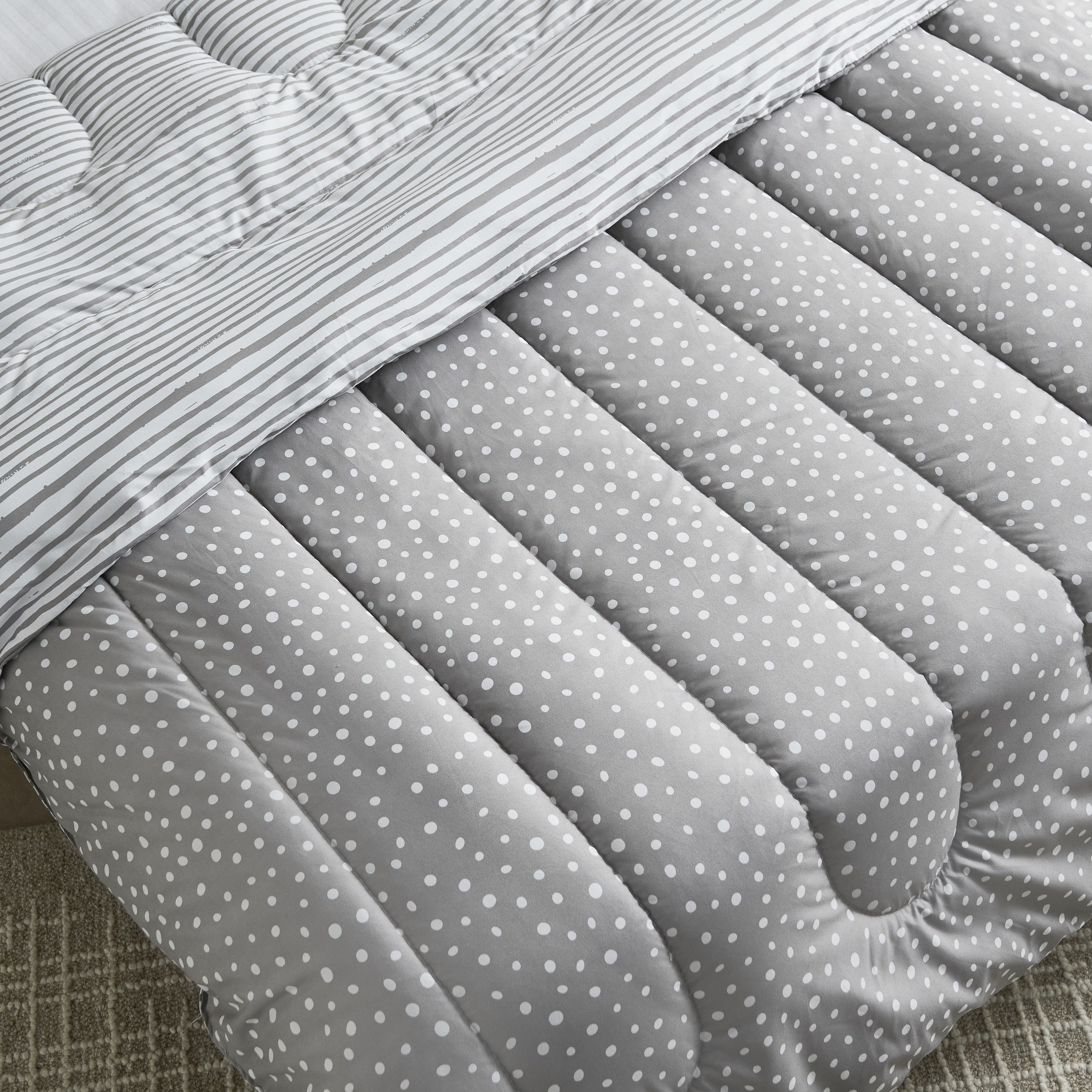 طقم لحاف توين ألياف دقيقة بطبعات قطعتين من أونتاريو- 160x220 سم-hbxhomeware-hbxbedroom-image-4