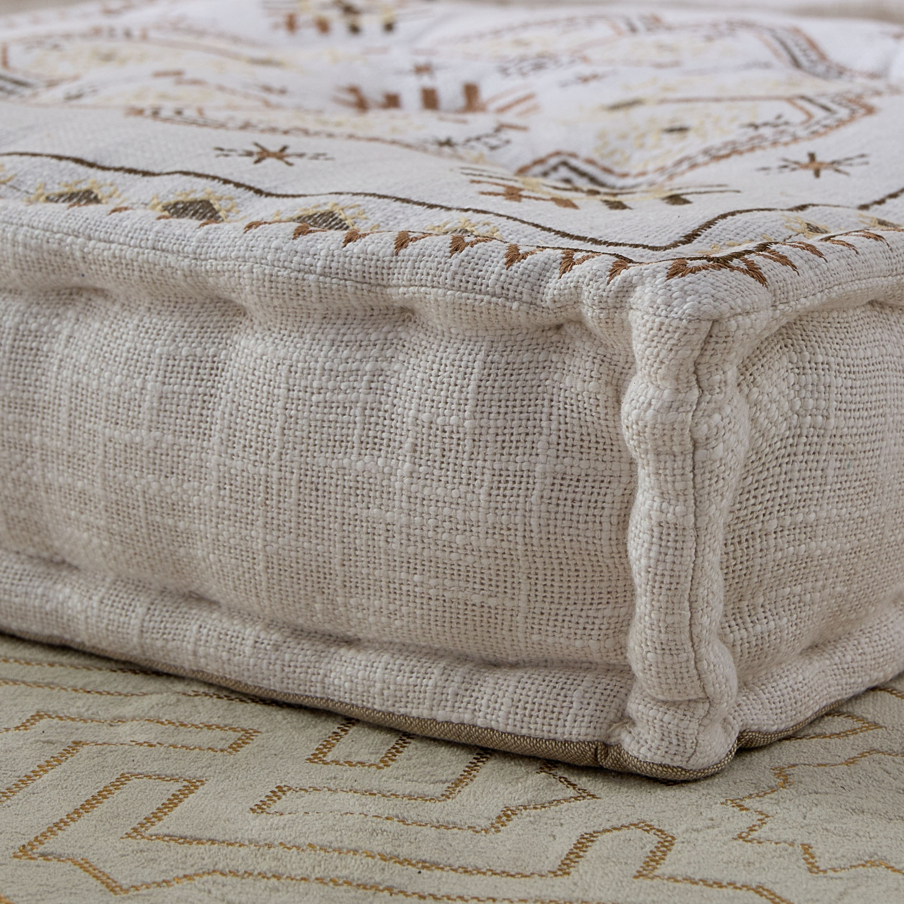 وسادة أرضية ميداليون مطرزة من مهرجان زهرة - 60x60x12 سم-hbxhomeware-hbxlivingroom-image-4