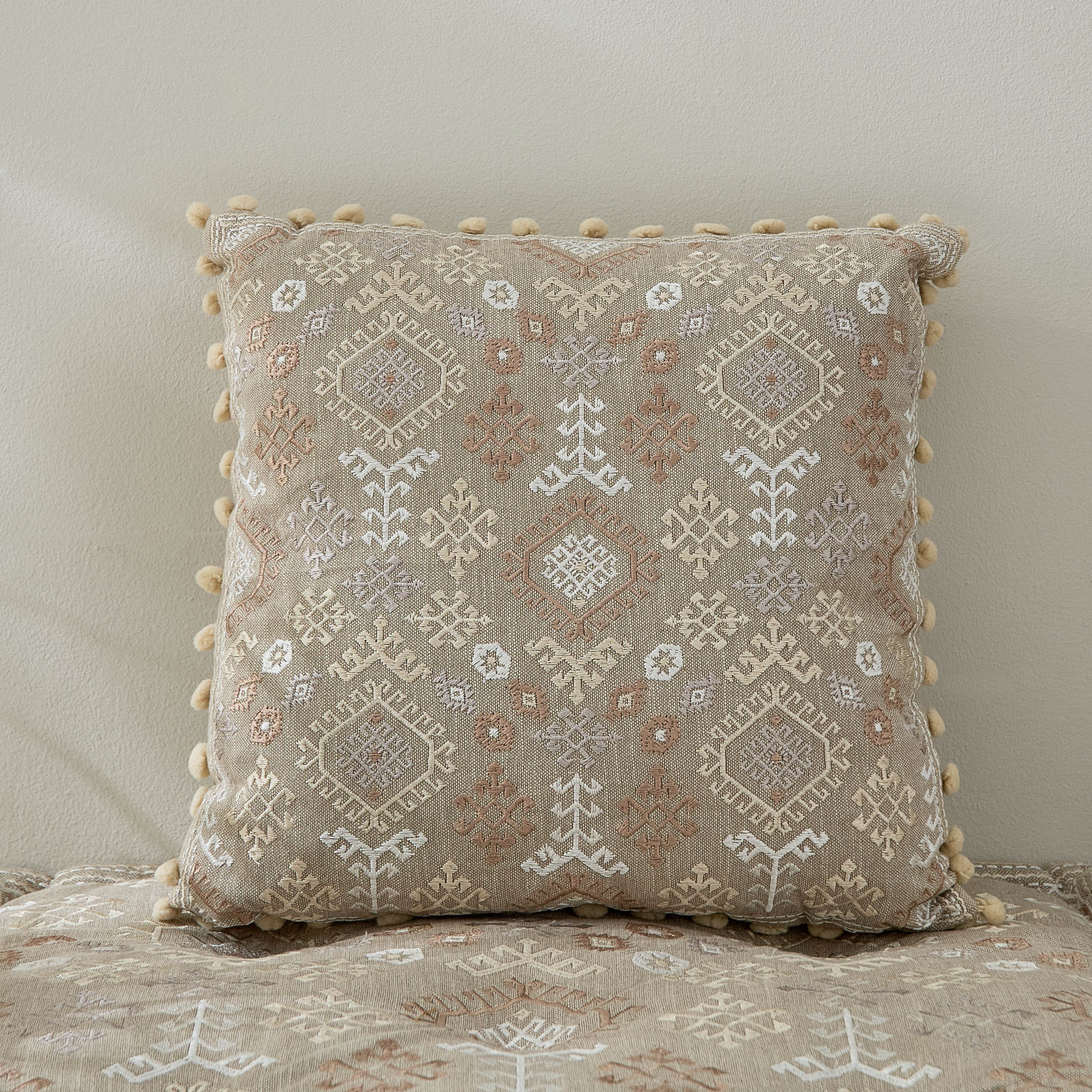 وسادة صغيرة كليم مطرز من مهرجان فچر - 40x40 سم-hbxlivingroom-furnishings-cushionsandcovers-filledcushions-image-1