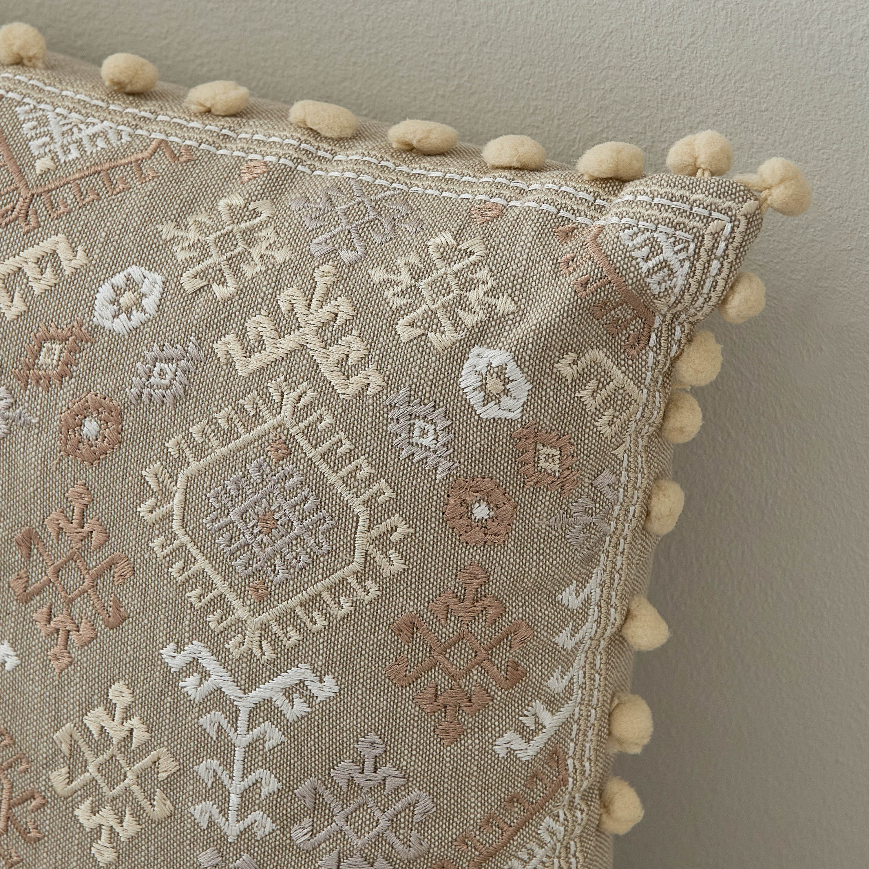 وسادة صغيرة كليم مطرز من مهرجان فچر - 40x40 سم-hbxlivingroom-furnishings-cushionsandcovers-filledcushions-image-2
