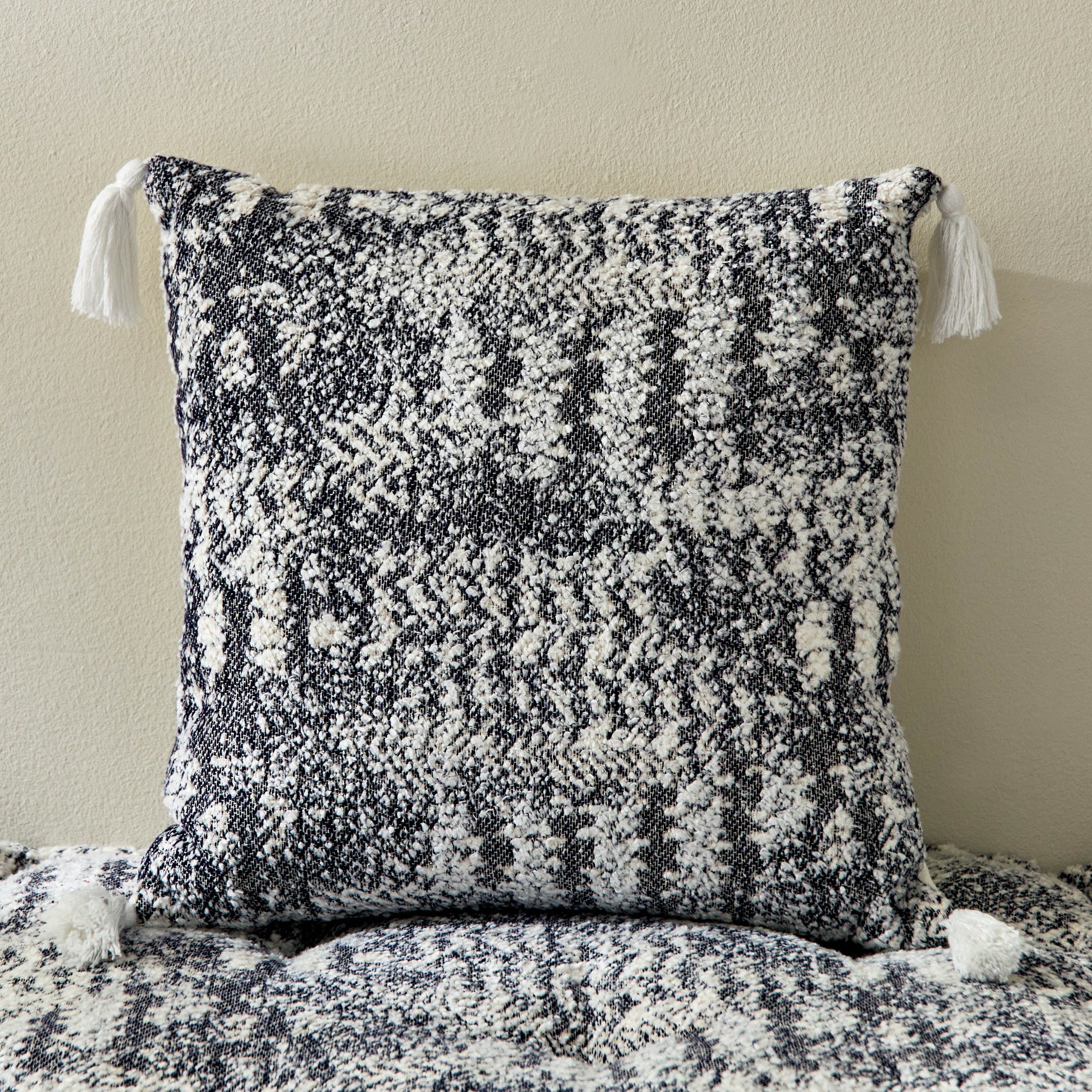 وسادة صغيرة جاكار من مهرجان رحمة - 40x40 سم-hbxlivingroom-furnishings-cushionsandcovers-filledcushions-image-1