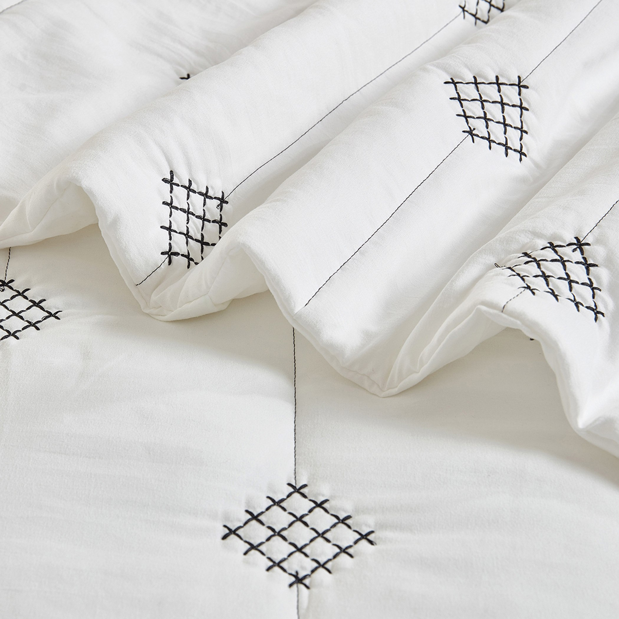 طقم لحاف توين بتطريزات دايموند سوداء 3 قطع جوان من وايت بليس - 150x220 سم-hbxhomeware-hbxbedroom-image-4