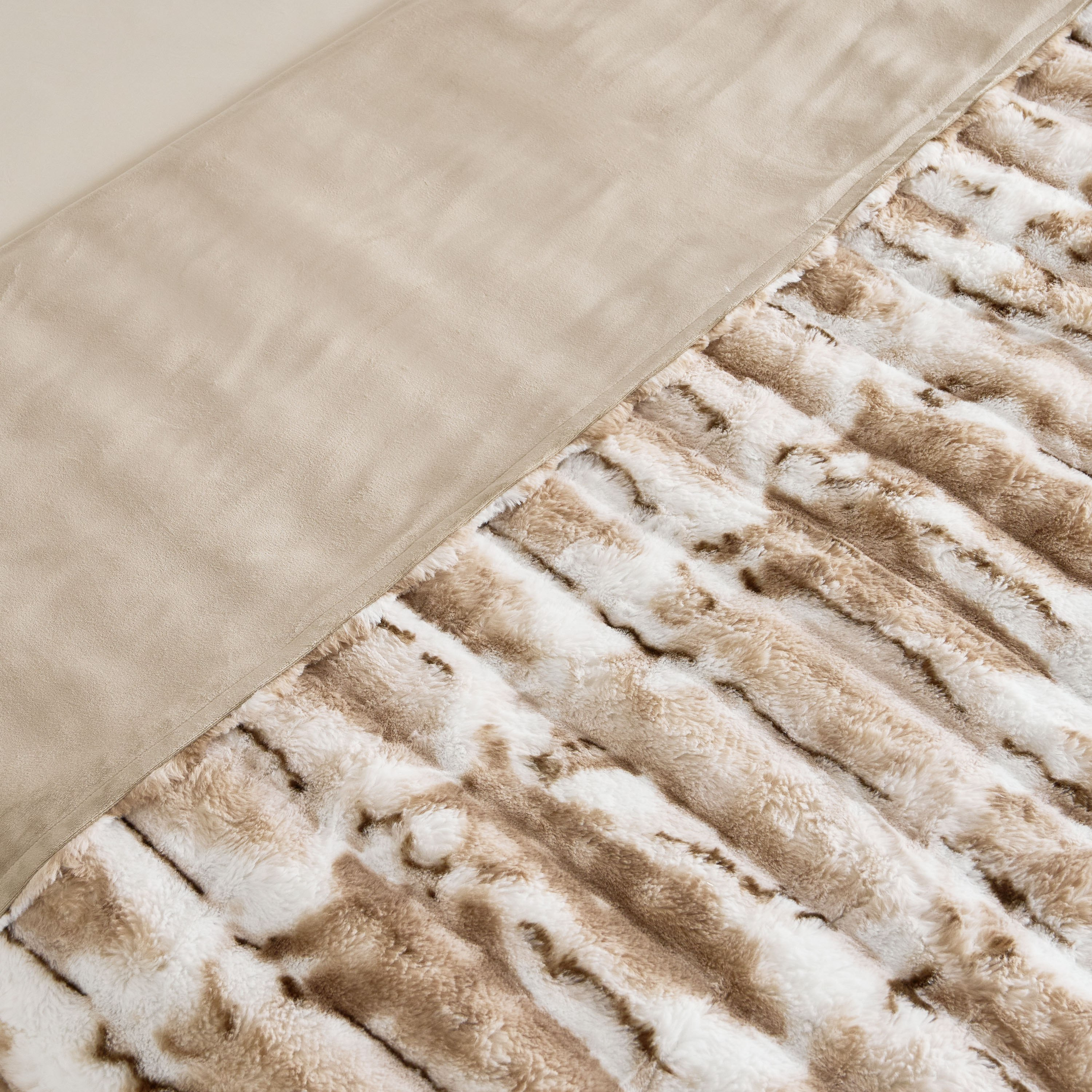 بطانية مزدوجة من فرو الأرانب بطبعات مقصوصة من فورلو- 220x240 سم-hbxhomeware-hbxbedroom-image-3
