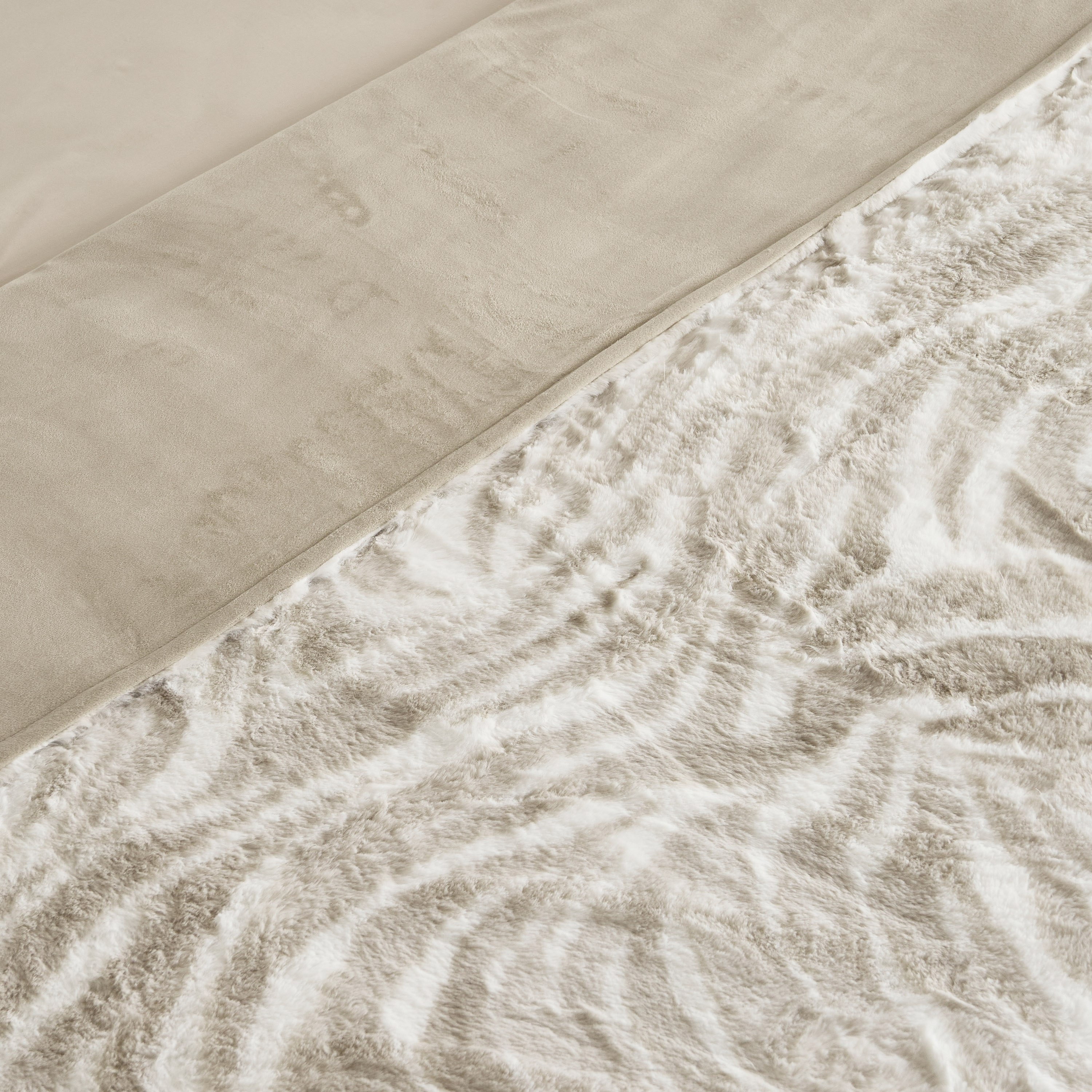 بطانية كينج مزدوجة الطبقات من فرو الأرنب بطبعات من راين - 220×240 سم-hbxhomeware-hbxbedroom-image-3