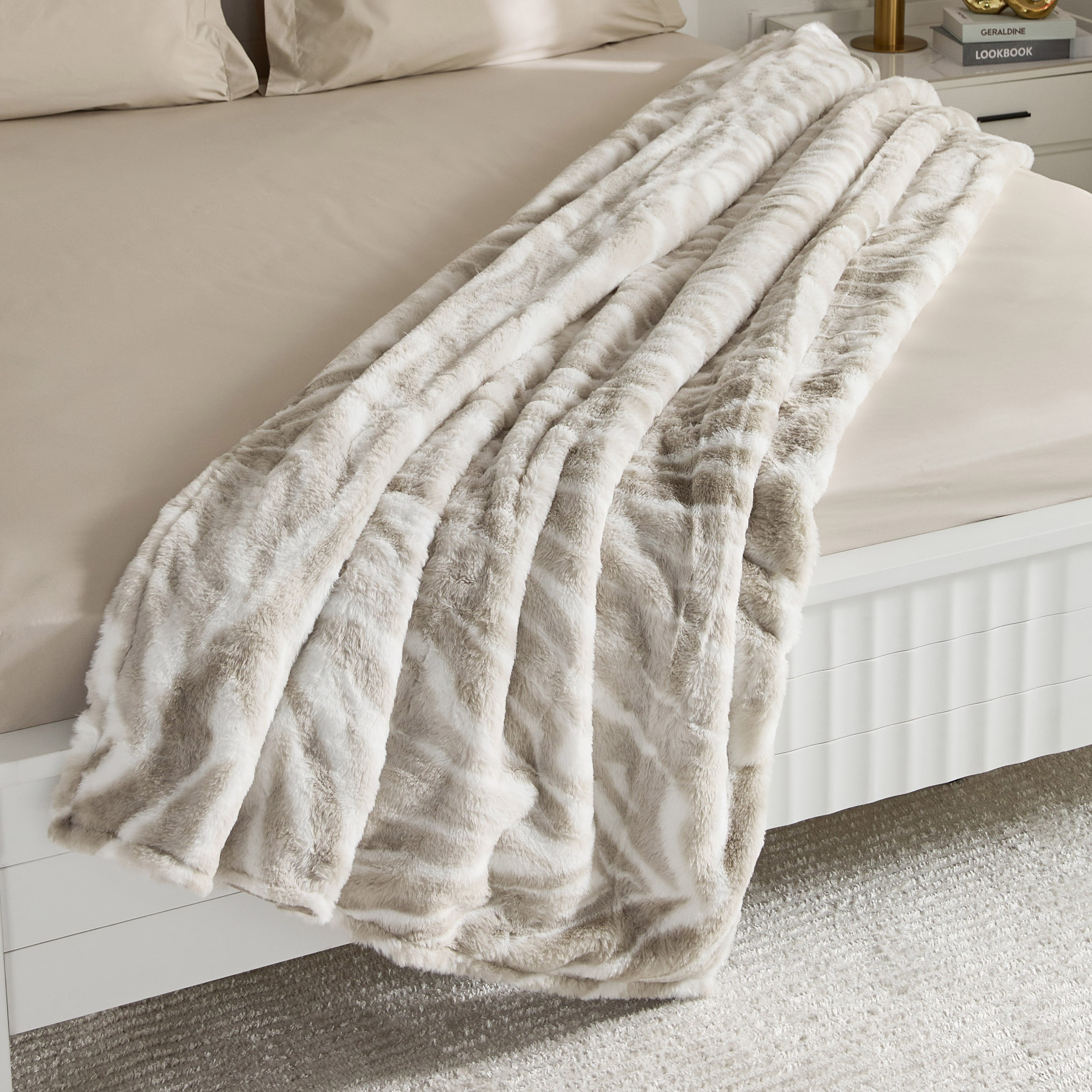 بطانية كينج مزدوجة الطبقات من فرو الأرنب بطبعات من راين - 220×240 سم-hbxhomeware-hbxbedroom-image-4