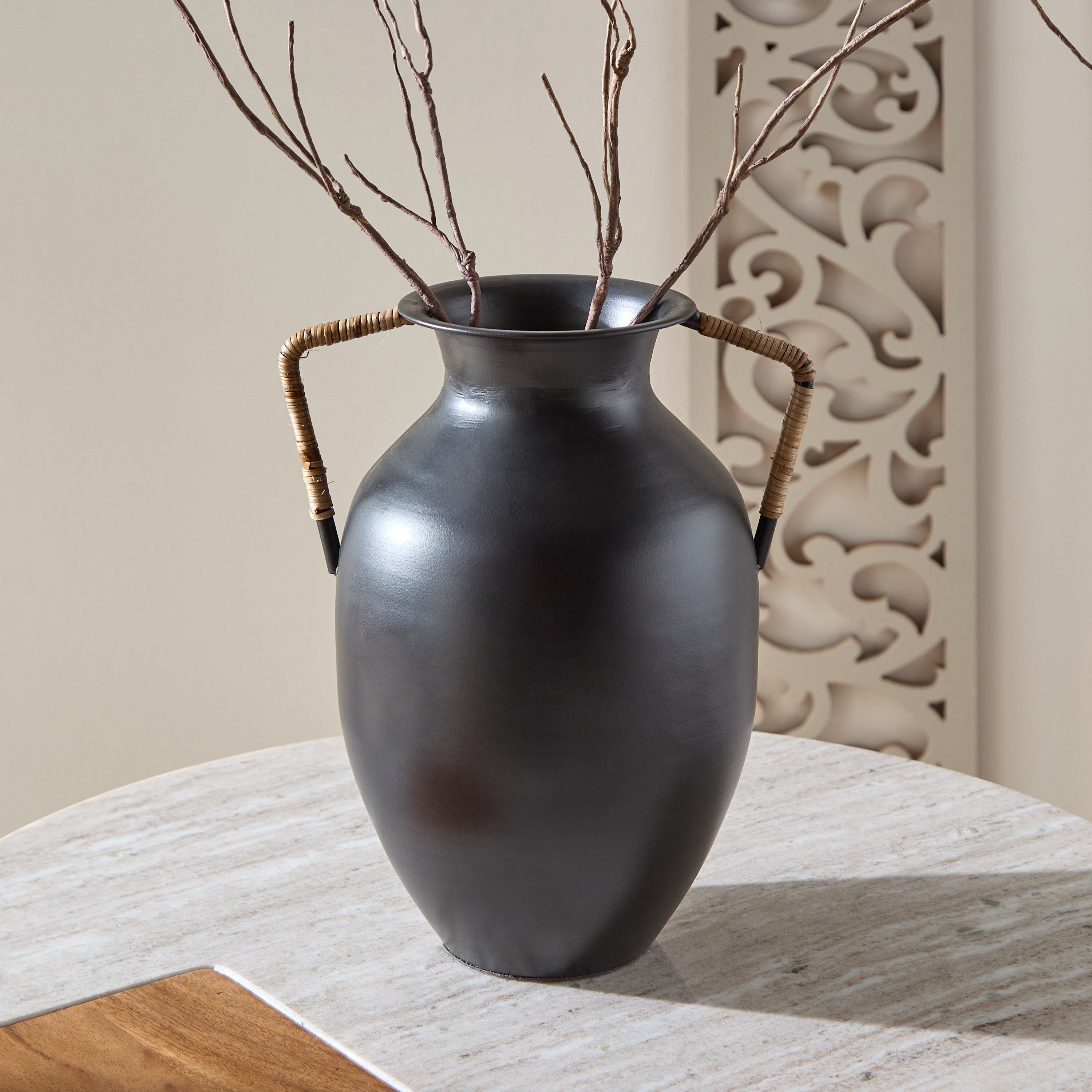 مزهرية معدنية مع لفافة قصب من درين - 24x18x24 سم-hbxbedroom-decorandaccessories-vases-image-1
