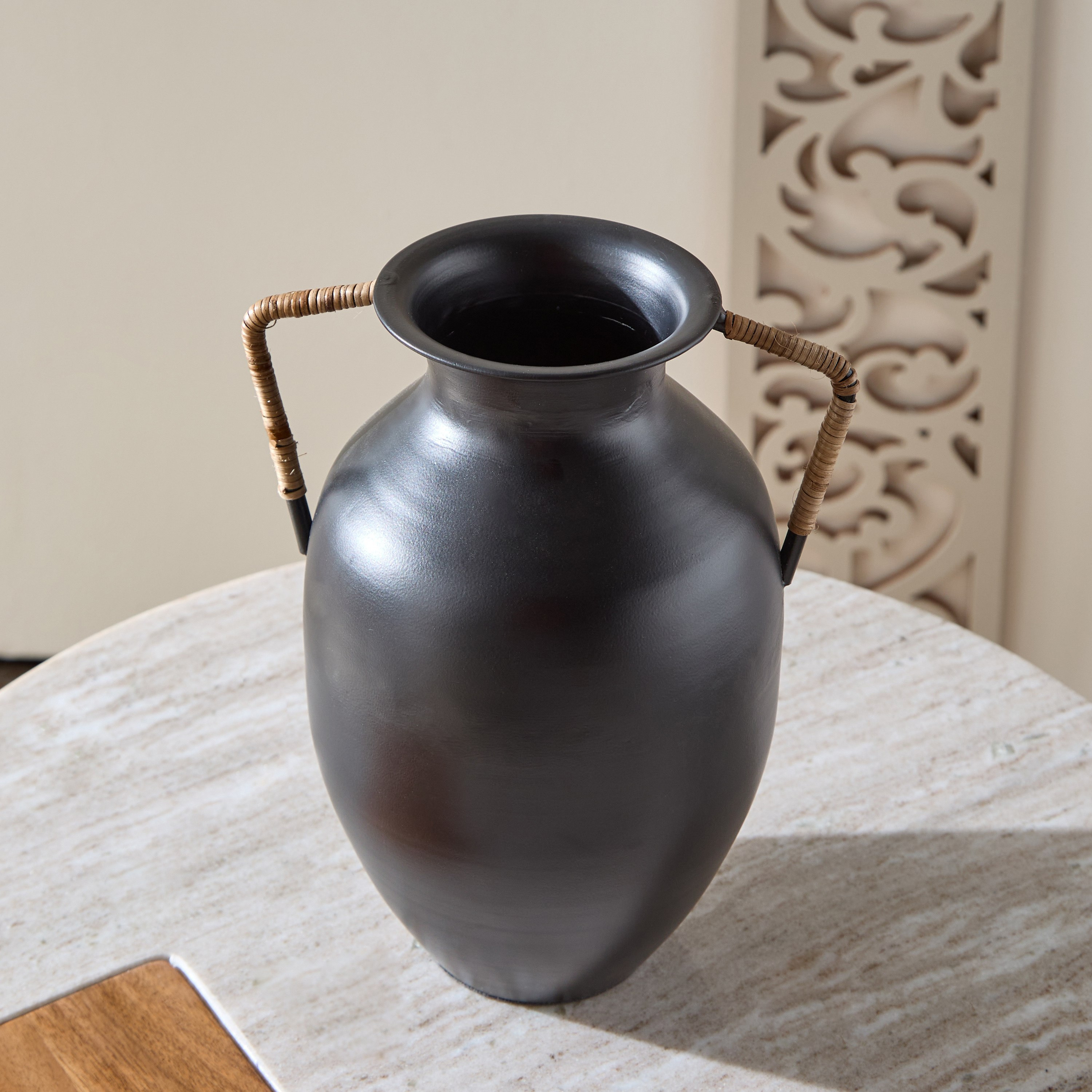 مزهرية معدنية مع لفافة قصب من درين - 24x18x24 سم-hbxbedroom-decorandaccessories-vases-image-2