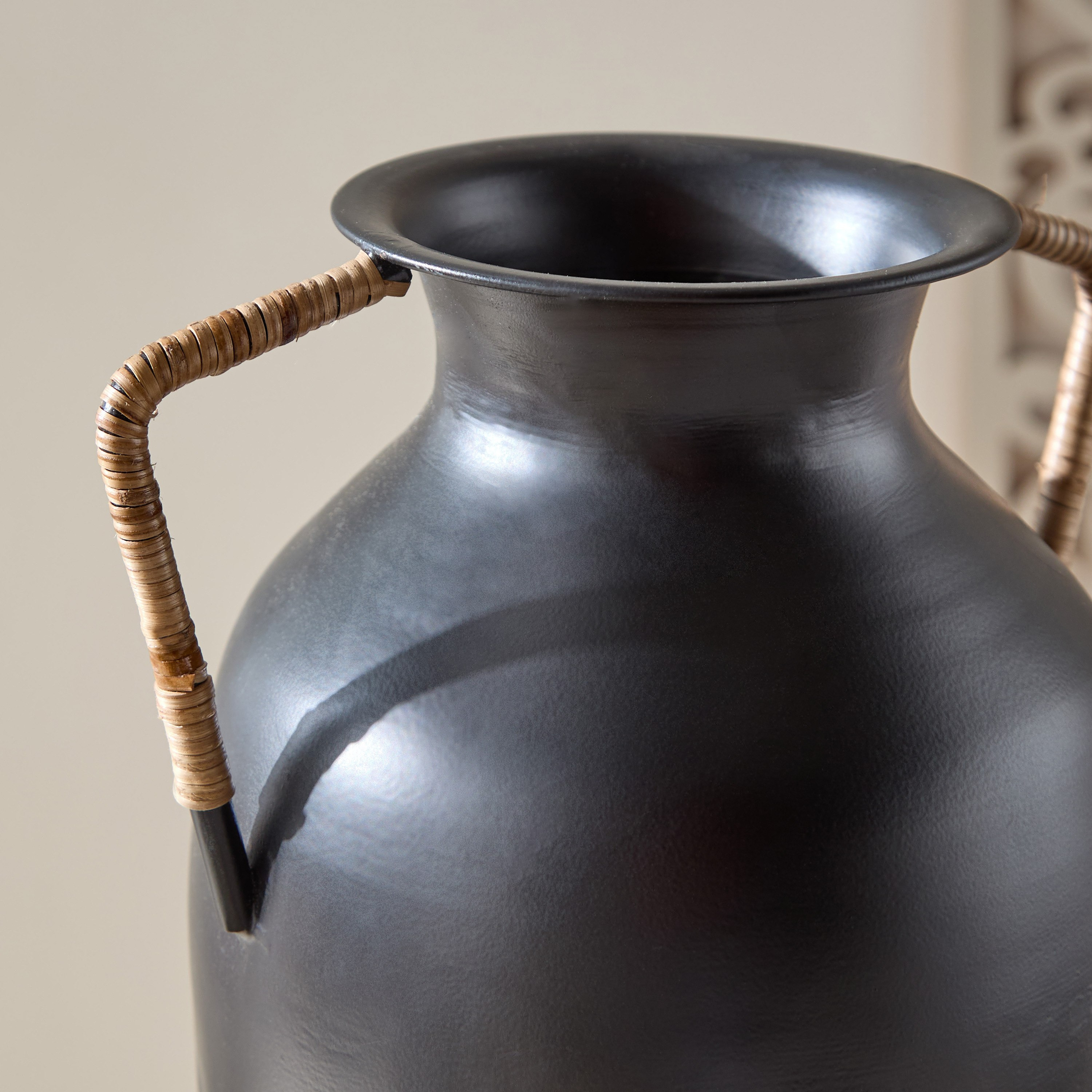 مزهرية معدنية مع لفافة قصب من درين - 24x18x24 سم-hbxbedroom-decorandaccessories-vases-image-3