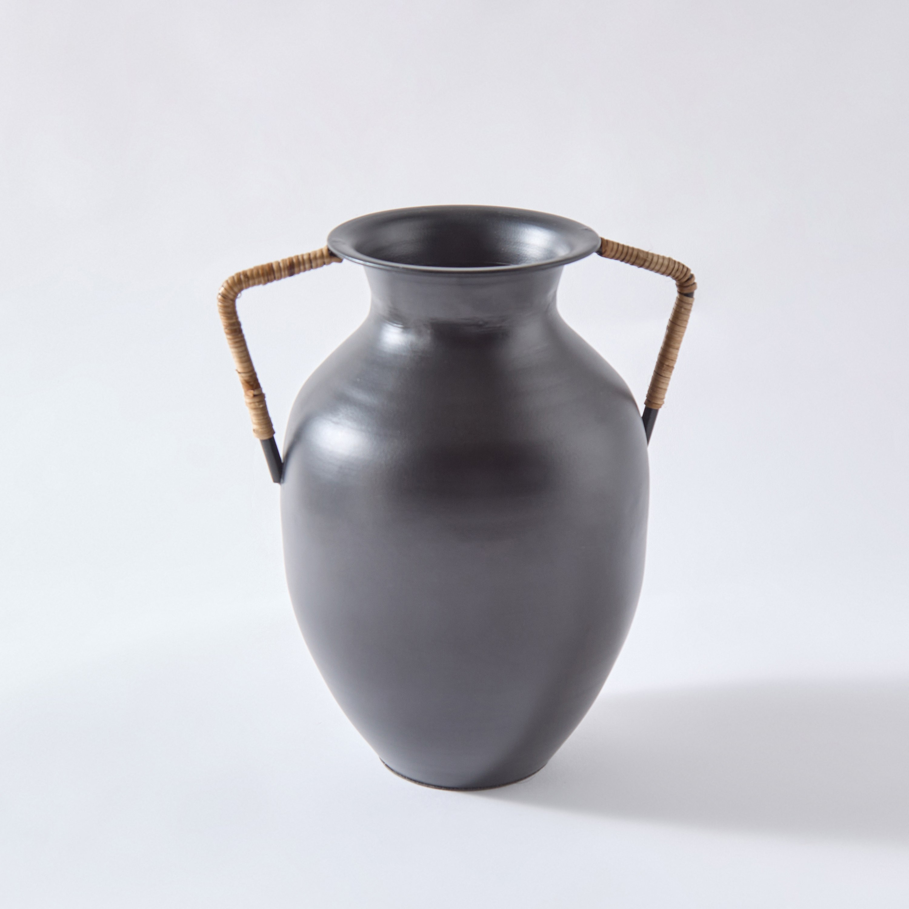 مزهرية معدنية مع لفافة قصب من درين - 24x18x24 سم-hbxbedroom-decorandaccessories-vases-image-5