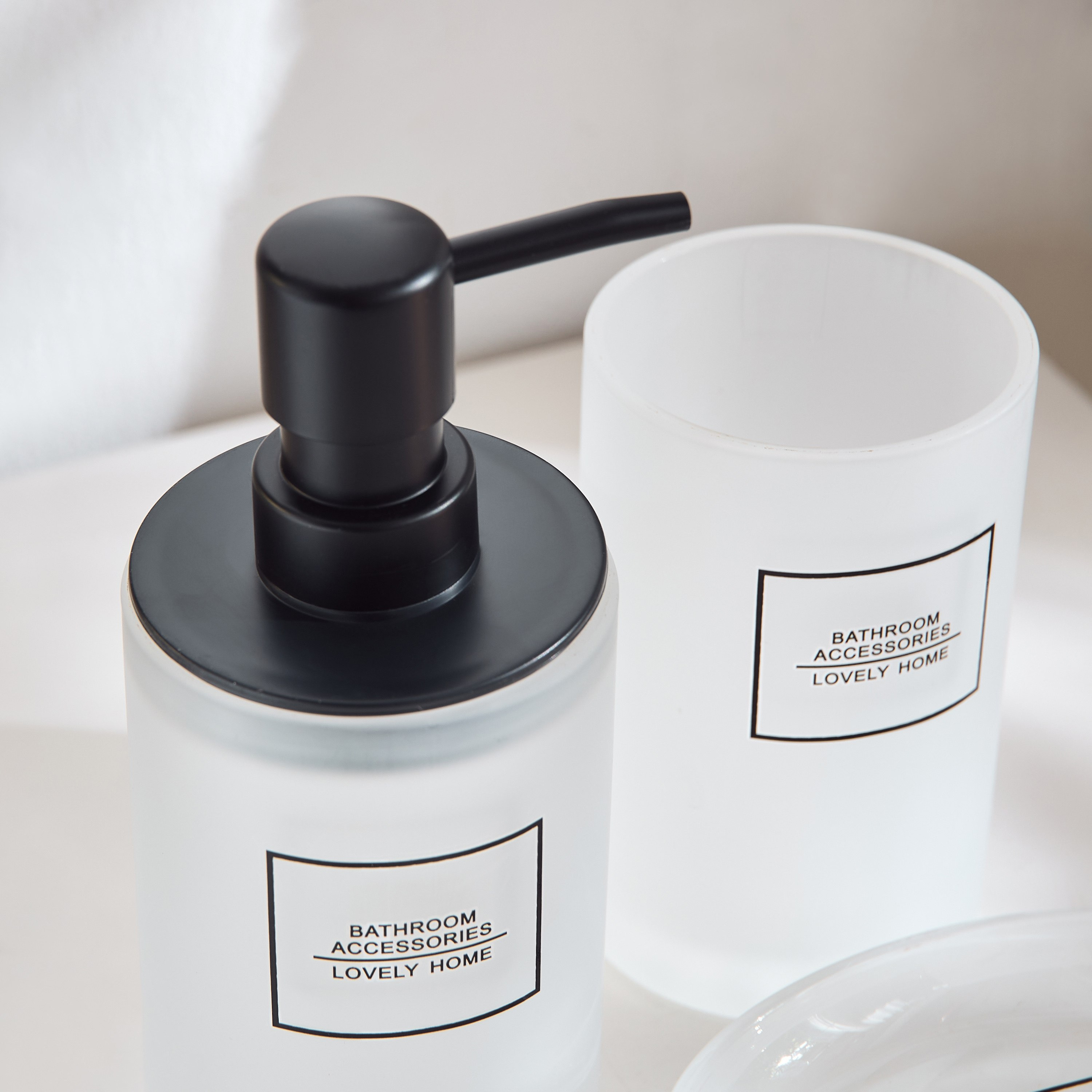 طقم اكسسوارات حمام زجاج معتم 3 قطع من كاسا-PROMO_HB_AE_B1G1_250925-image-3