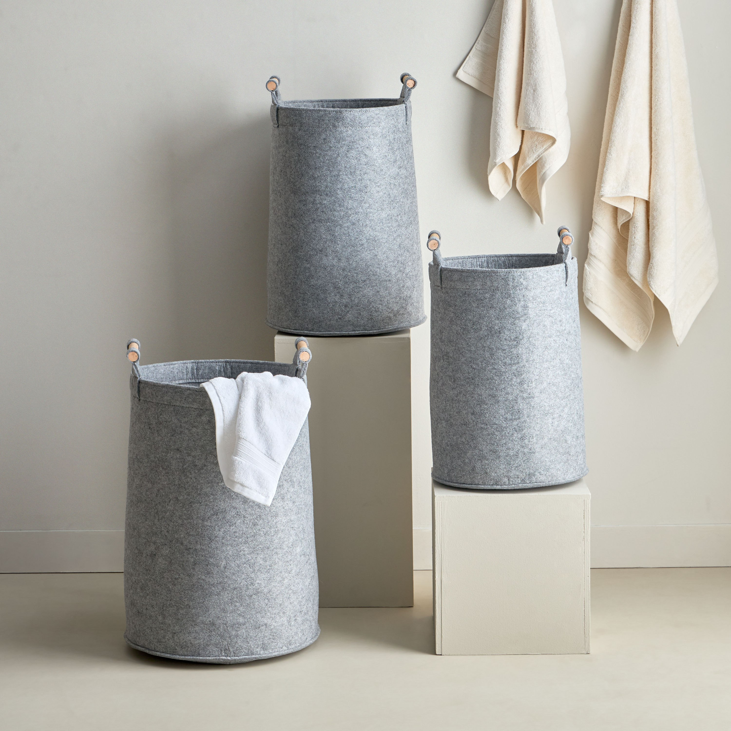 طقم سلّة غسيل لباد بمقبض خشبي 3 قطع من فيونا-hbxbathroom-bathroomstorage-laundryhampers-image-1