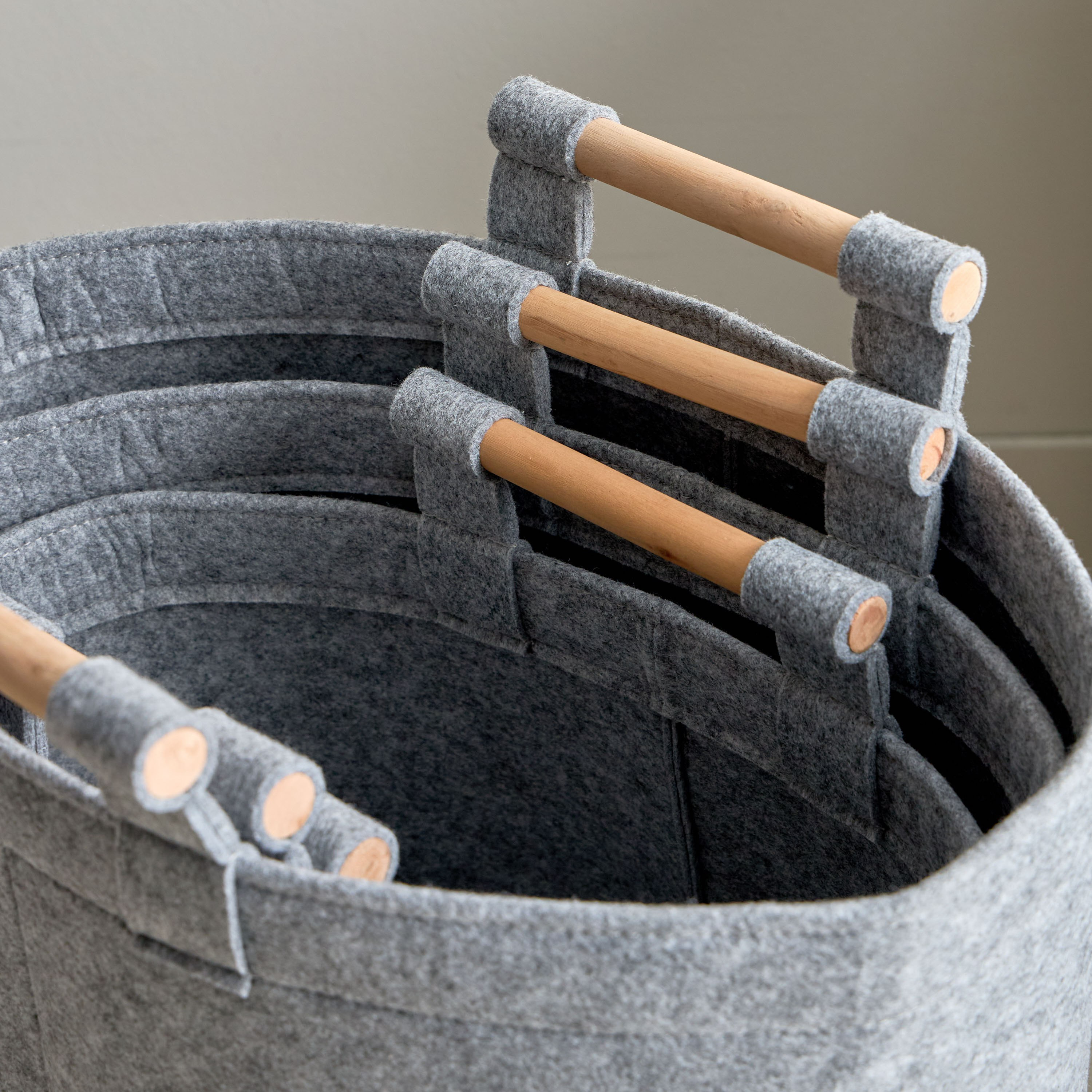 طقم سلّة غسيل لباد بمقبض خشبي 3 قطع من فيونا-hbxbathroom-bathroomstorage-laundryhampers-image-4