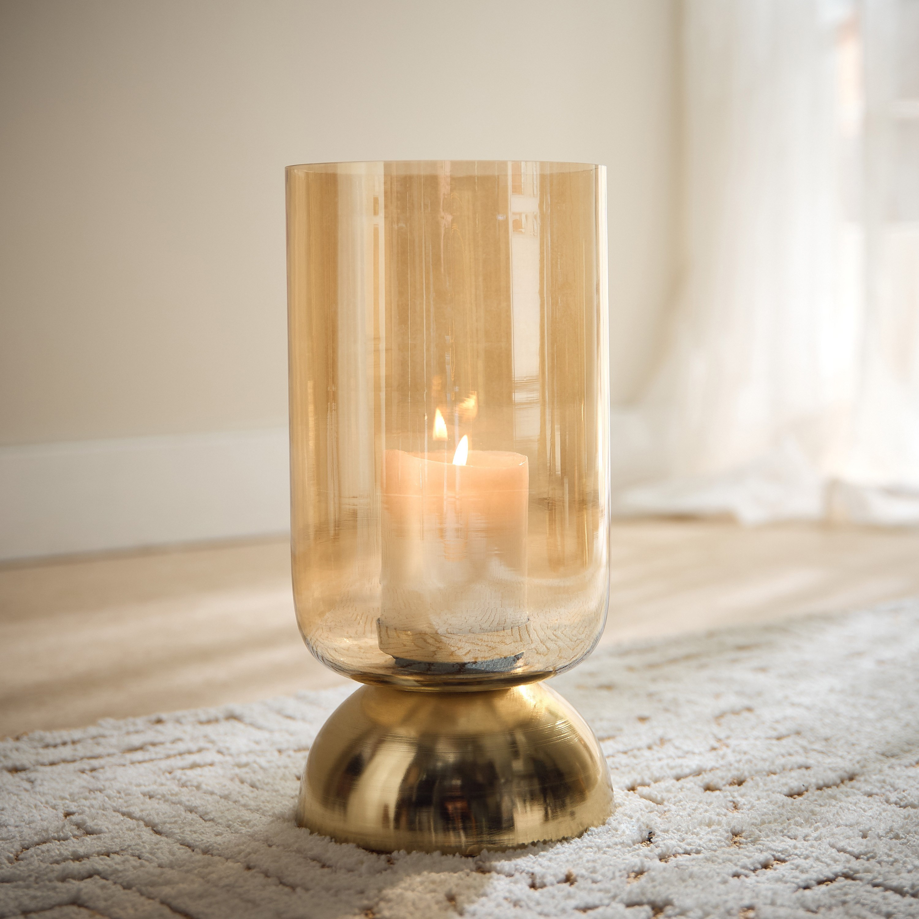 حامل شموع عمودي بزجاج لامع وقاعدة معدنية من أكورد - 15x15x29.5 سم-hbxlivingroom-decorandaccessories-candleholders-image-1