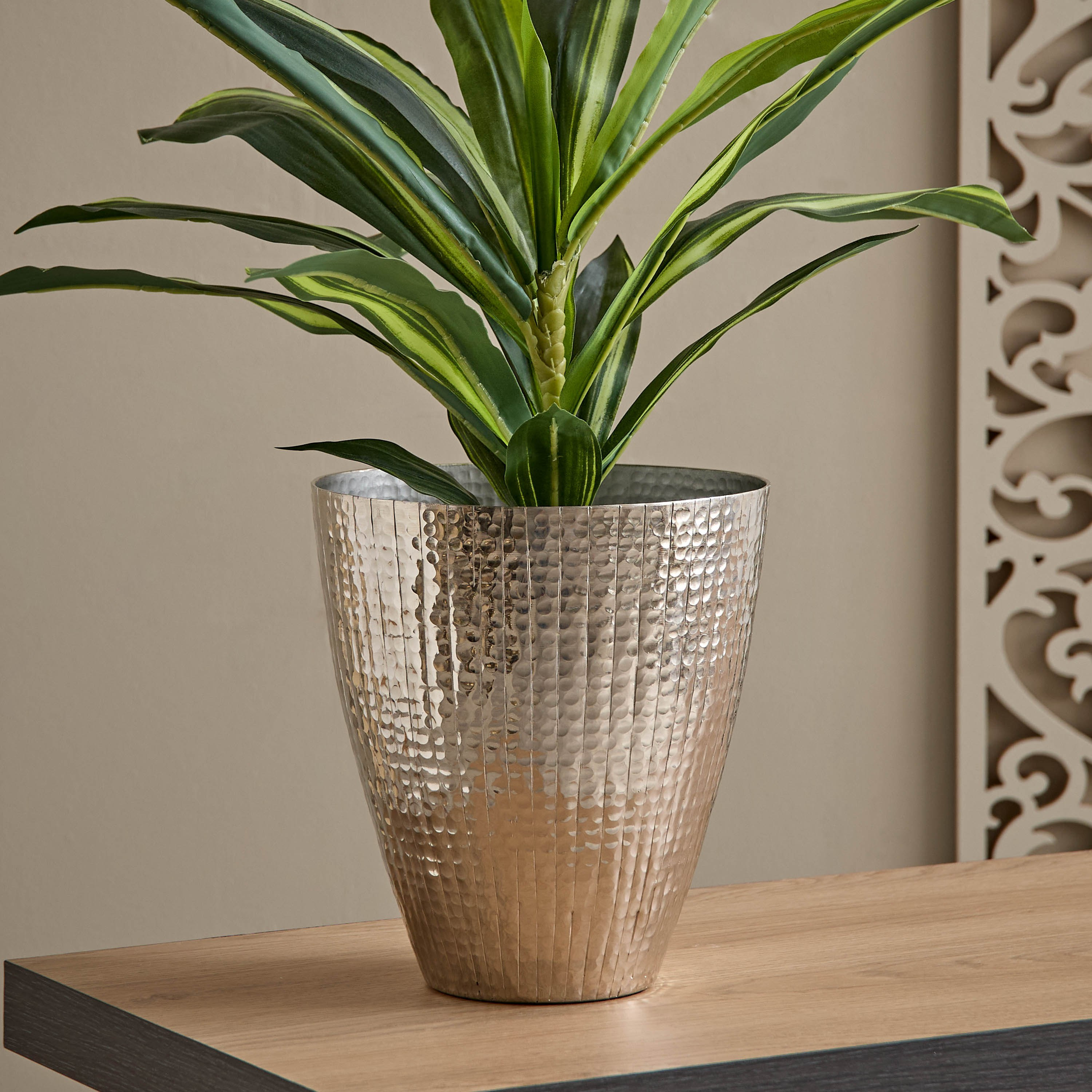 إناء زرع مستدير مضلع ألومنيوم لامع من أوسي - 23x23x24.5  سم-hbxhomeware-hbxdecorandfurnishings-image-1