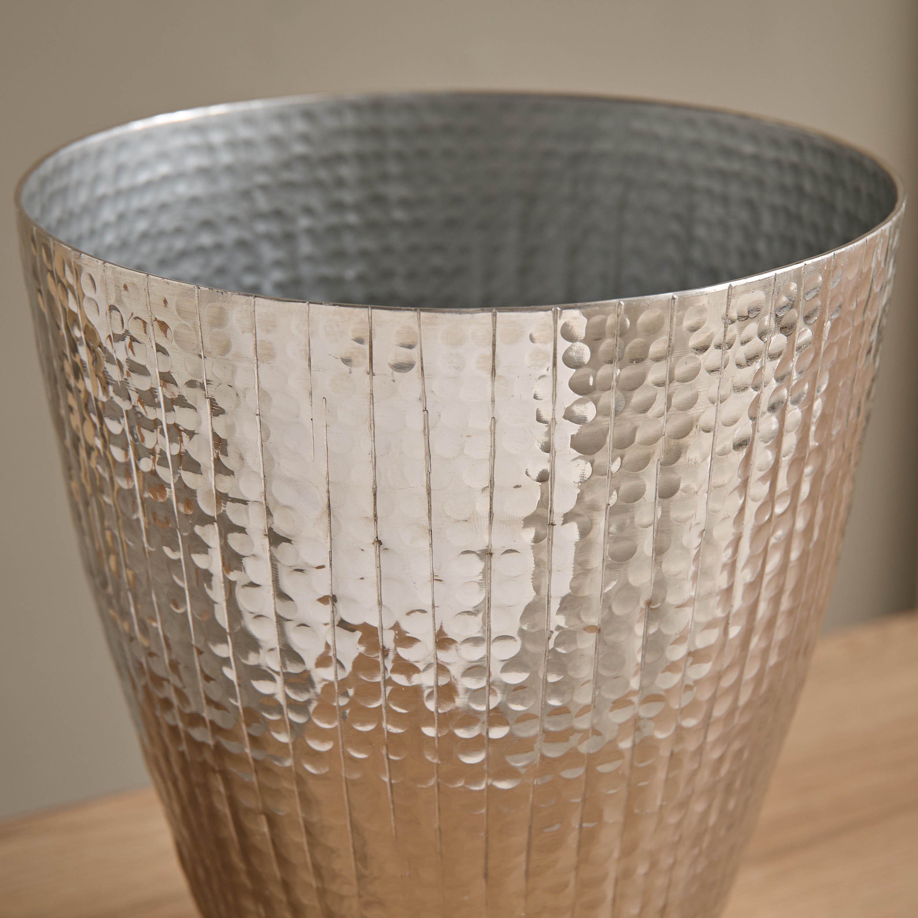 إناء زرع مستدير مضلع ألومنيوم لامع من أوسي - 23x23x24.5  سم-hbxhomeware-hbxdecorandfurnishings-image-3