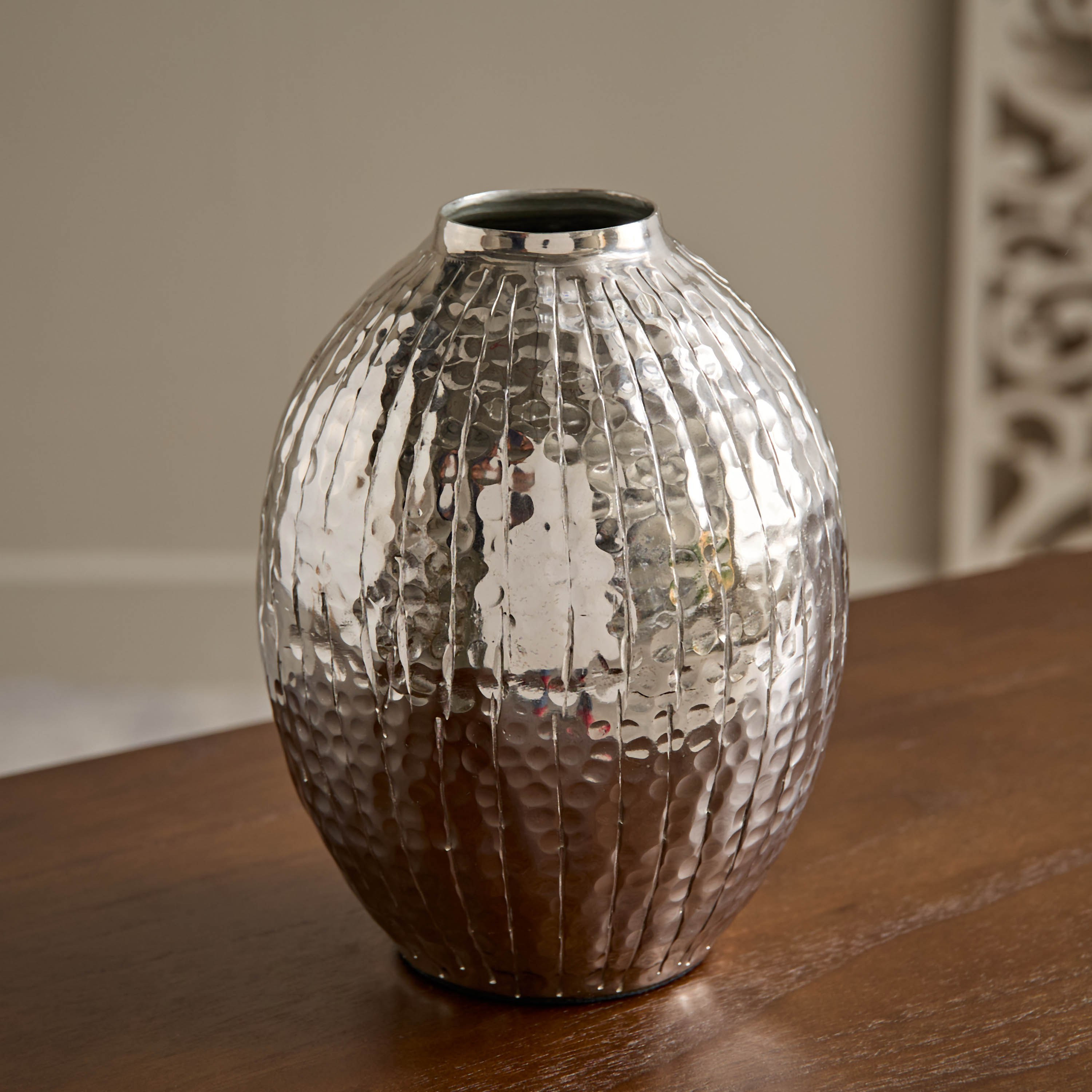 مزهرية مغزلية ألومنيوم مضلعة لامعة من أريزونا - 15.5 × 15.5 × 19 سم-hbxbedroom-decorandaccessories-vases-image-2