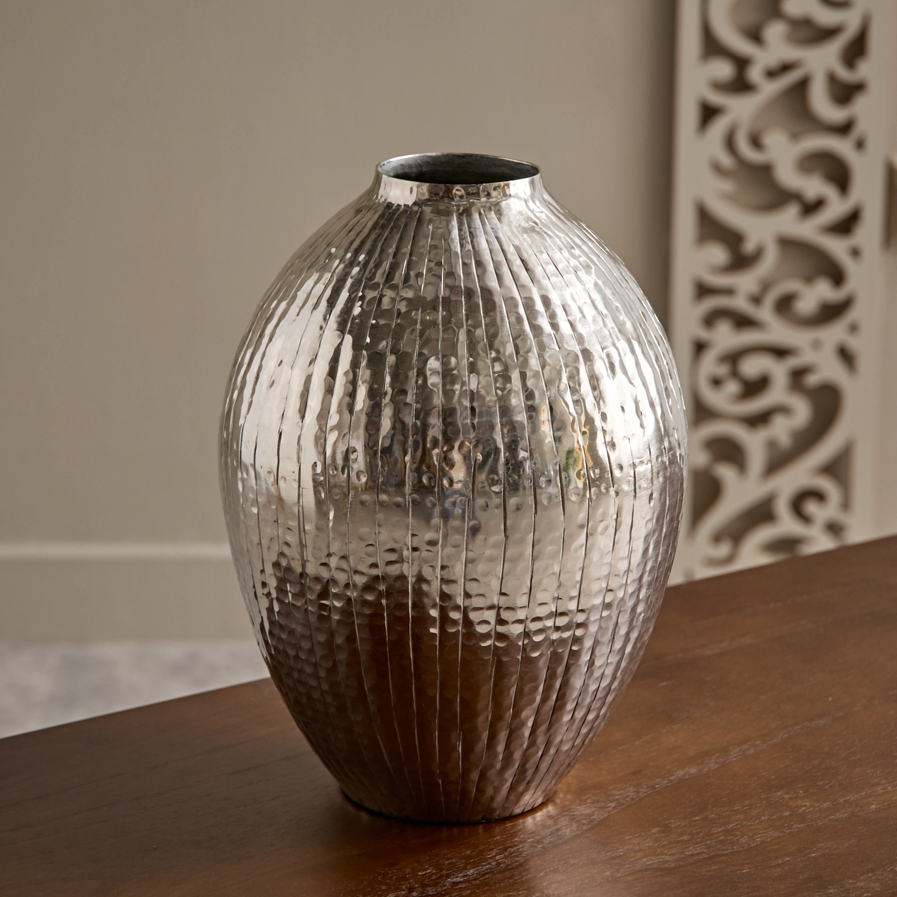 Arizona Aluminium Sparkle Ribbed Spindle Vase - 21.5x21.9x29 cm-hbxbedroom-decorandaccessories-vases-image-2