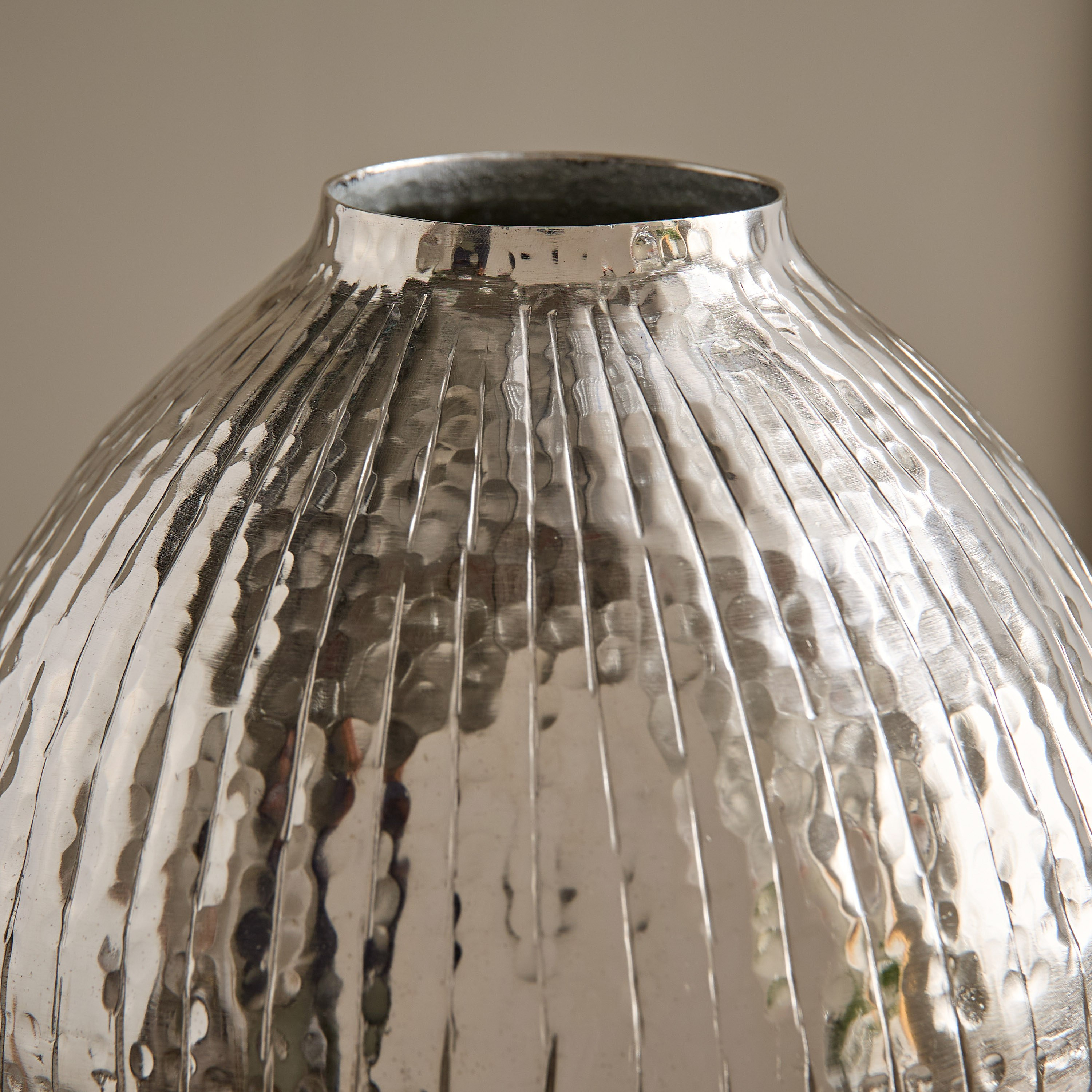 Arizona Aluminium Sparkle Ribbed Spindle Vase - 21.5x21.9x29 cm-hbxbedroom-decorandaccessories-vases-image-3