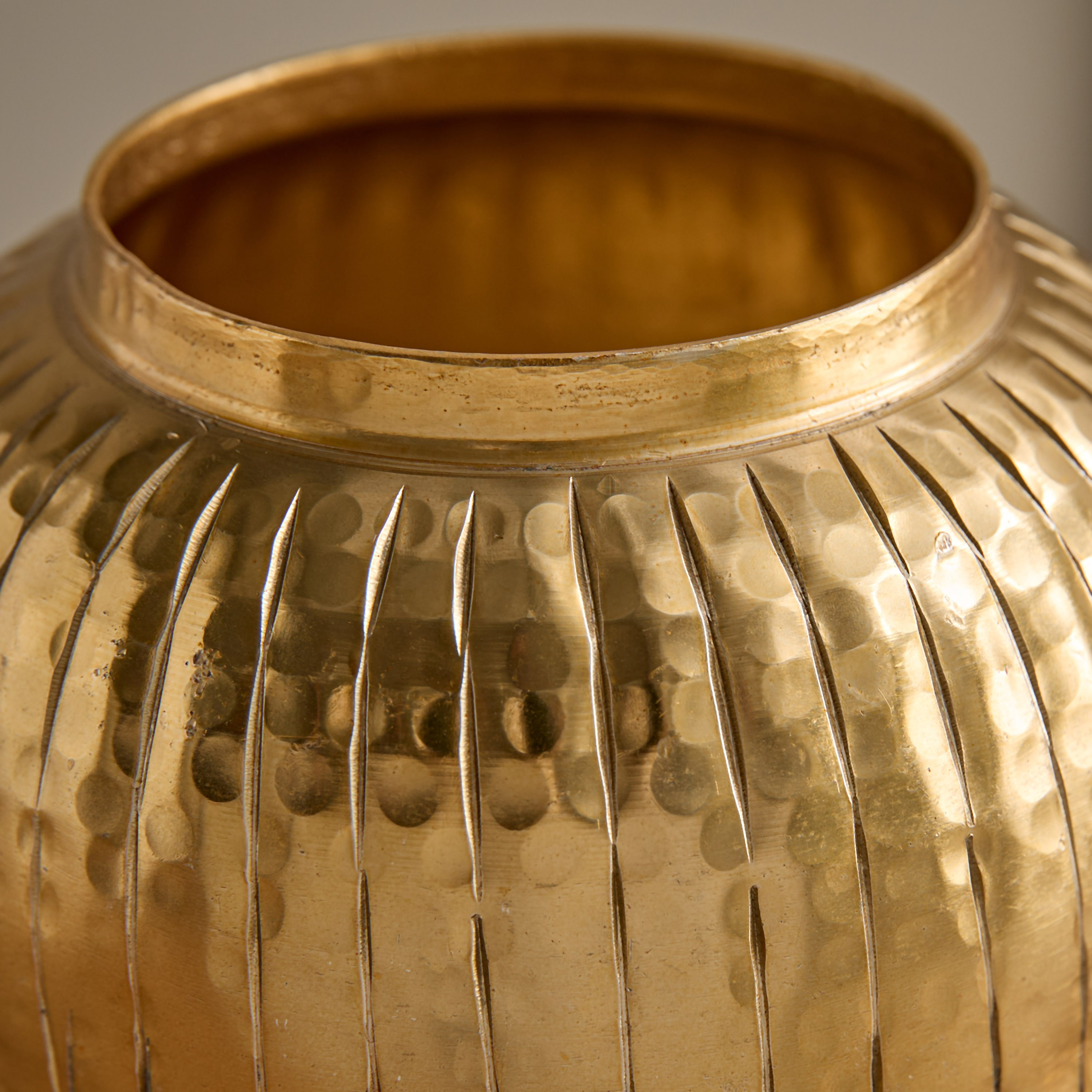 Ausie Aluminium Ribbed Vase - 17.5x17.5x17 cm-hbxbedroom-decorandaccessories-vases-image-3
