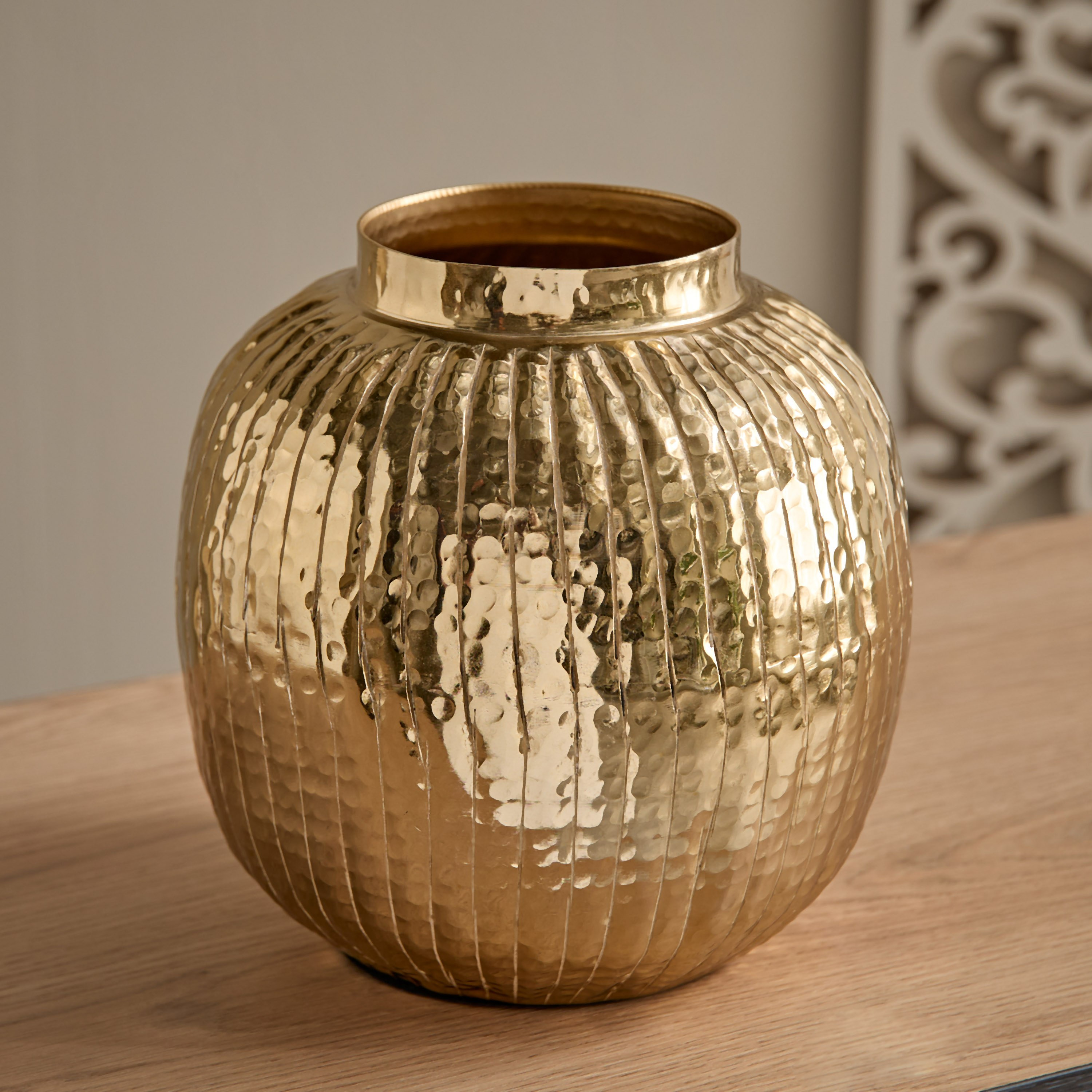 مزهرية ألومنيوم مضلعة من أوزي - 21x21x21.5 سم-hbxbedroom-decorandaccessories-vases-image-2