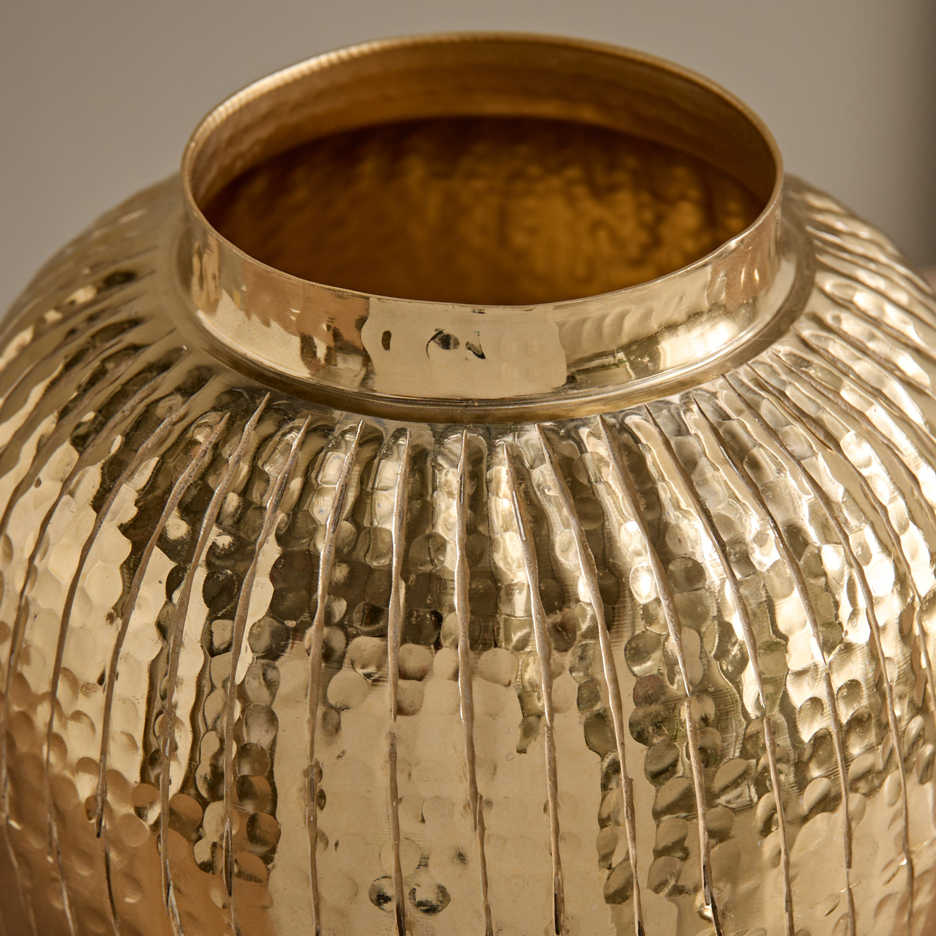 مزهرية ألومنيوم مضلعة من أوزي - 21x21x21.5 سم-hbxbedroom-decorandaccessories-vases-image-3