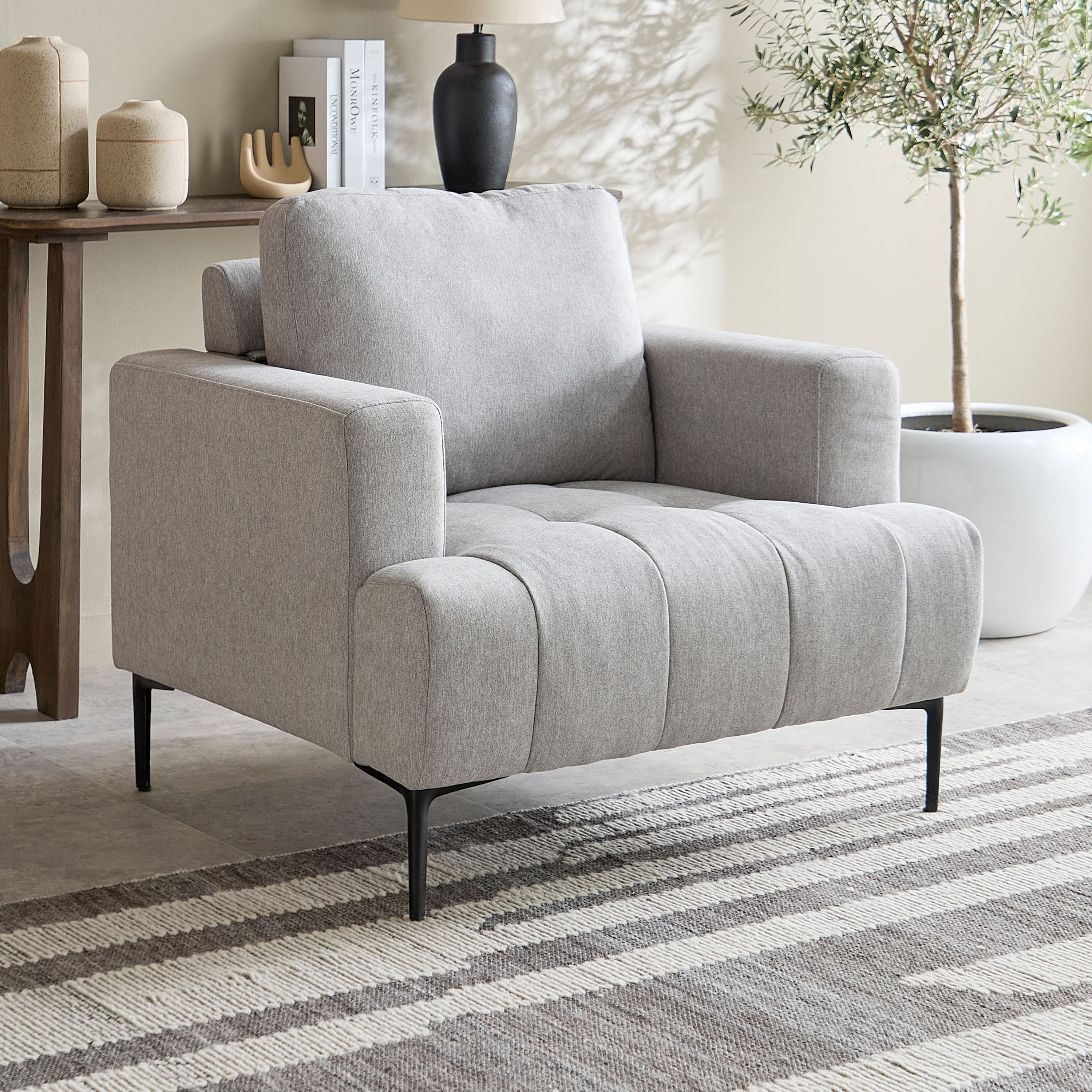 كرسي قماش بمساند ذراعين من سكوت-hbxlivingroom-sofasandarmchairs-sofas-image-1