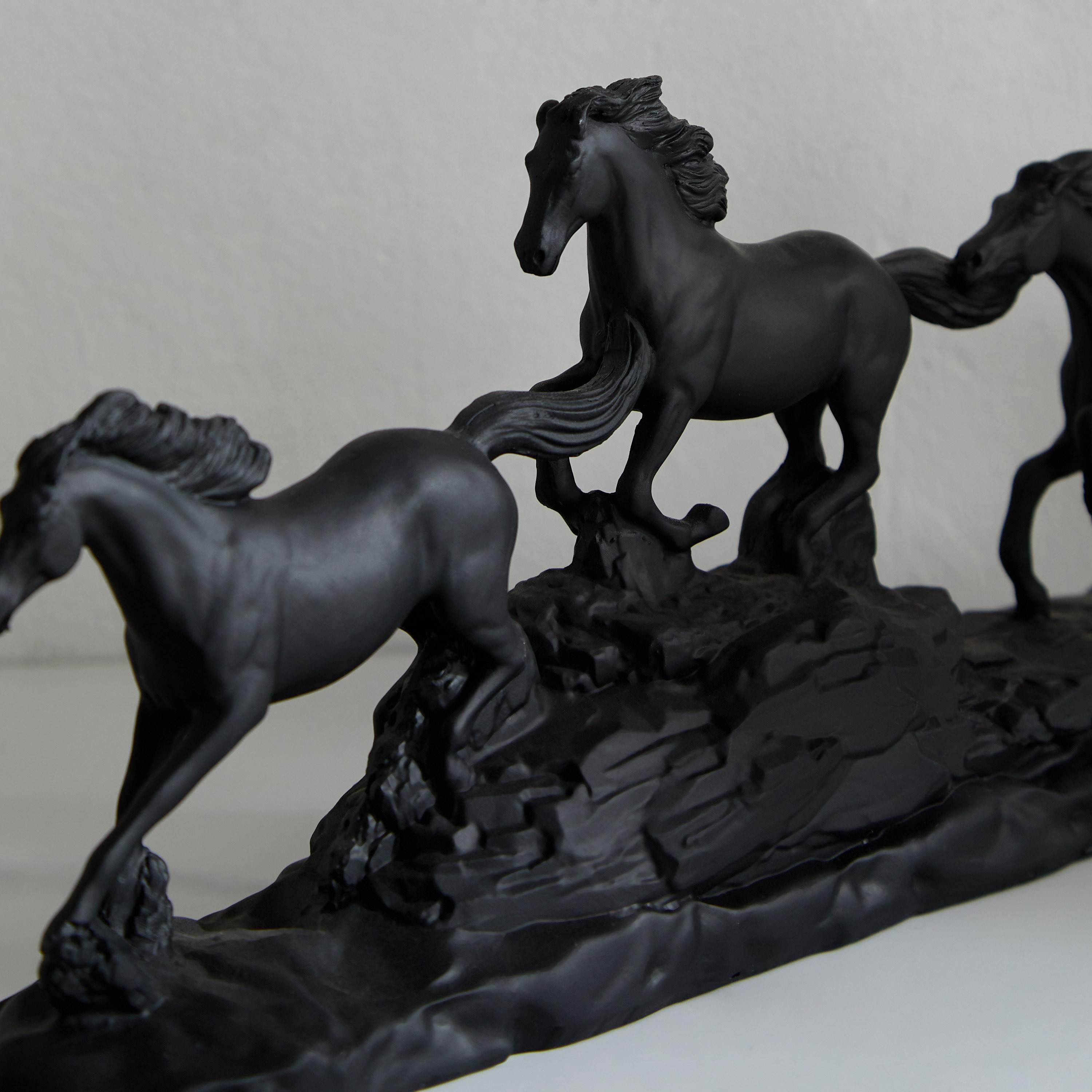 تمثال خيول راكضة بوليريسين من دينما - 41.8x8x15.5 سم-hbxhomeware-homedecor-figurinesandornaments-image-3