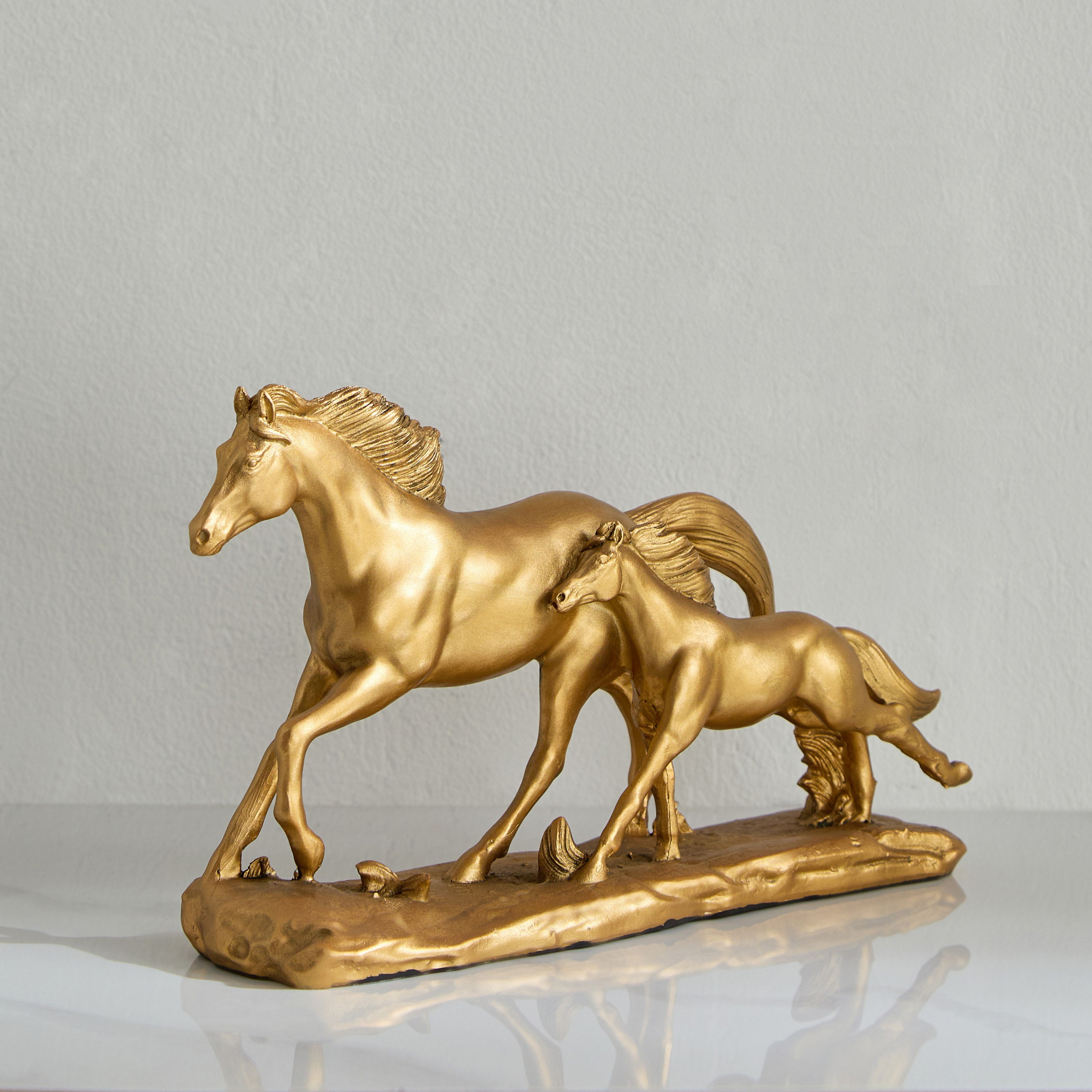 تمثال أحصنة لأم وطفلها بوليريسين من دينما - 27.3x8x16.3 سم-hbxhomeware-homedecor-figurinesandornaments-image-1