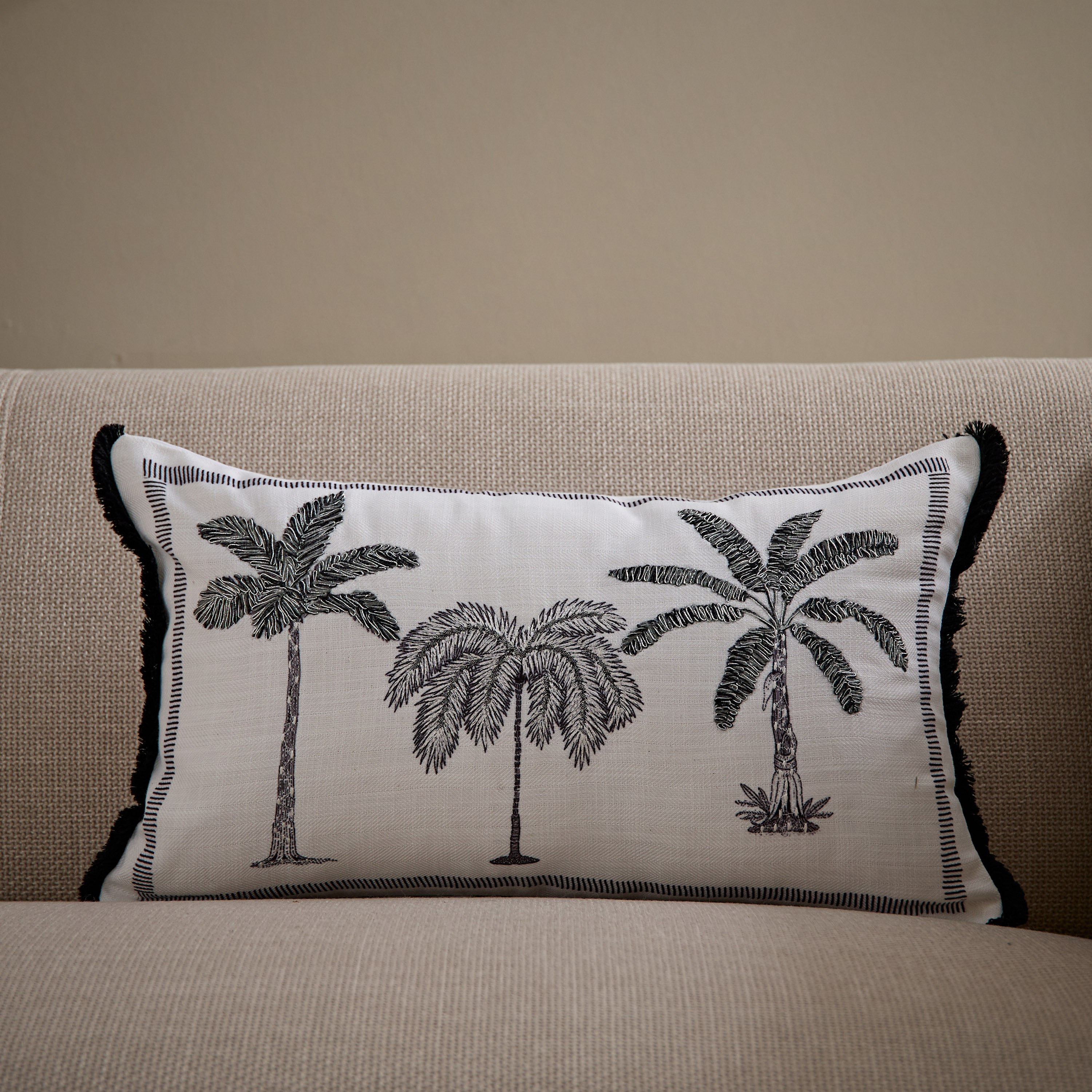 وسادة محشوة بطبعات شجر النخيل من ديون دويلر - 30x50 سم-hbxlivingroom-furnishings-cushionsandcovers-filledcushions-image-1