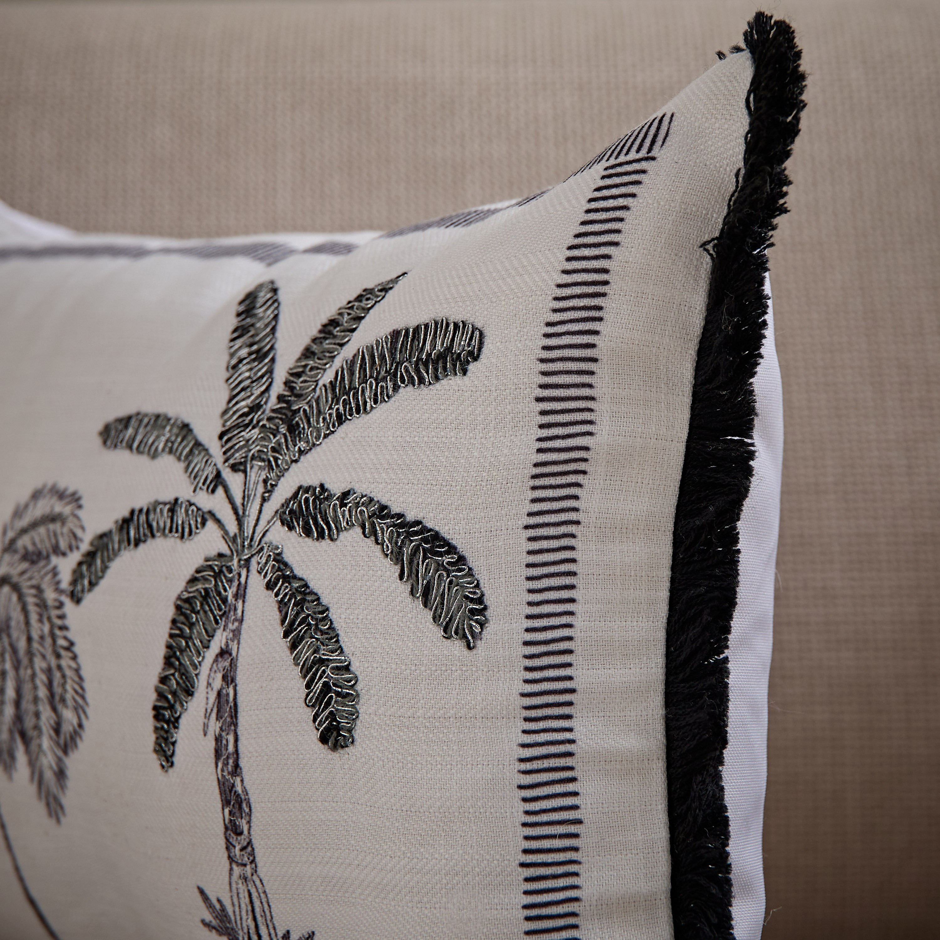 وسادة محشوة بطبعات شجر النخيل من ديون دويلر - 30x50 سم-hbxlivingroom-furnishings-cushionsandcovers-filledcushions-image-2