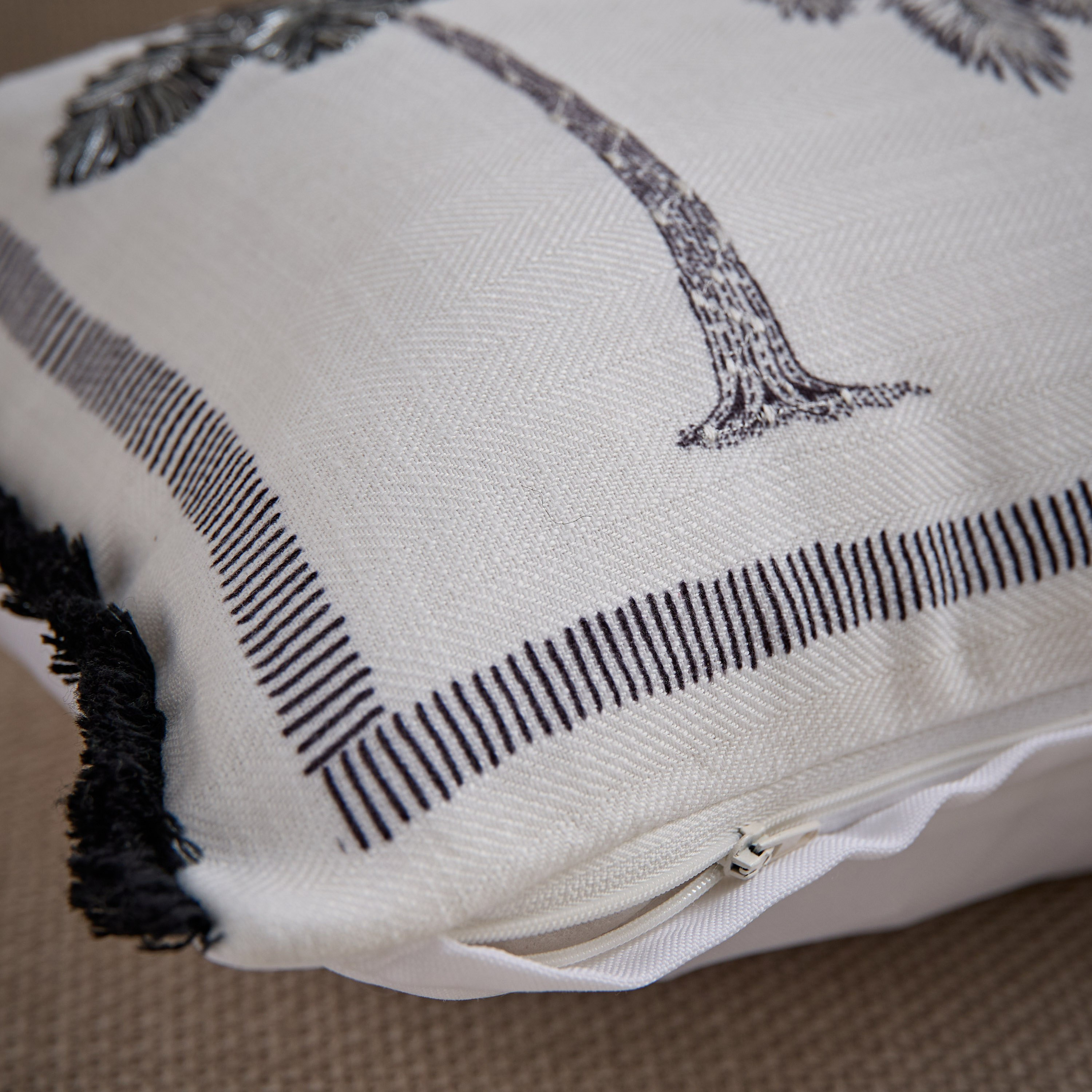 وسادة محشوة بطبعات شجر النخيل من ديون دويلر - 30x50 سم-hbxlivingroom-furnishings-cushionsandcovers-filledcushions-image-3