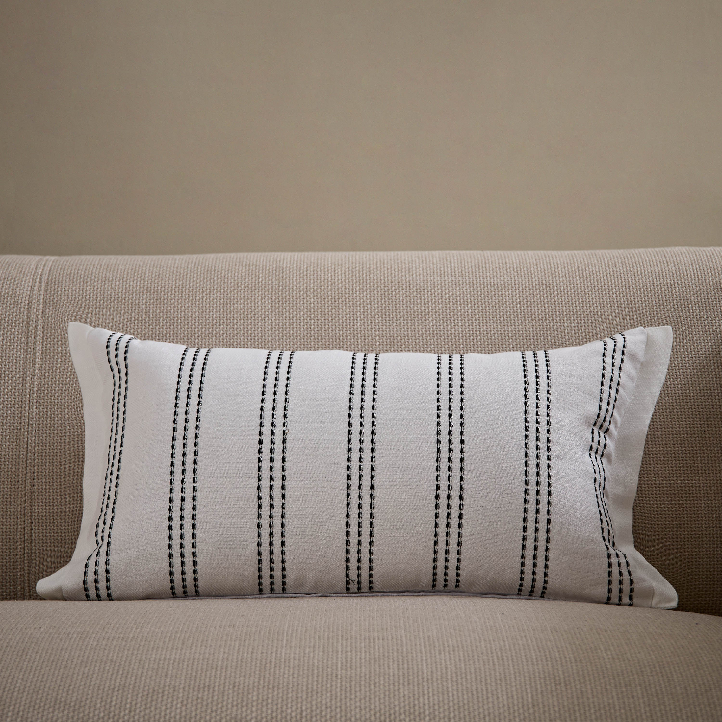 وسادة محشوة مقلّمة من ديون دويلر - 30x50 سم-hbxlivingroom-furnishings-cushionsandcovers-filledcushions-image-1