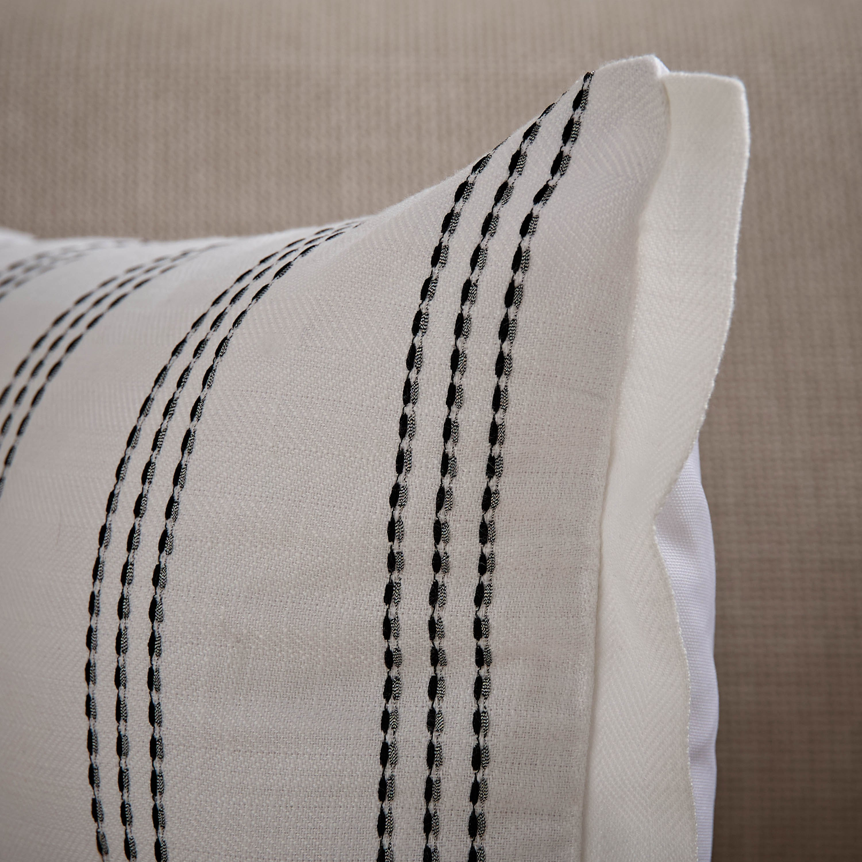 وسادة محشوة مقلّمة من ديون دويلر - 30x50 سم-hbxlivingroom-furnishings-cushionsandcovers-filledcushions-image-2